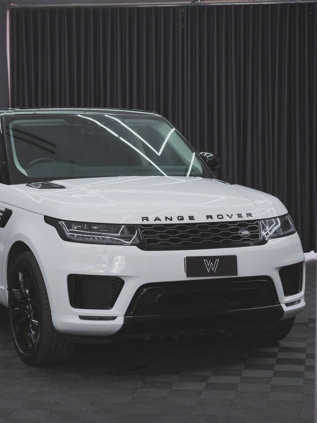 Range Rover Sport transformed!

This nice example Range Rover received some subtle yet car changing touches to make it look so damn good:
🏴Bottom plastic trims painted to match body colour
🏴silver/grey trims blacked out in gloss black
🏴taillights 