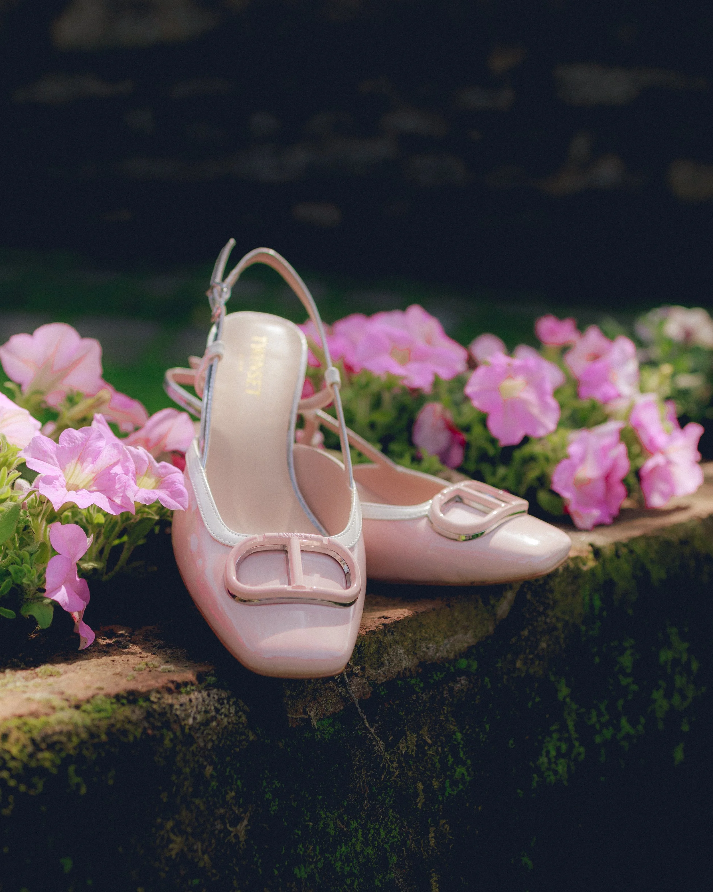 Scarpe rosa con fiorellini rosa in giardino