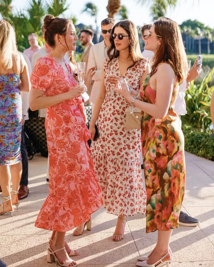 “Welcome to our Sunset Soirée!” When your welcome event invite encourages guests to dress in colors inspired by the Naples sunset, you’re definitely going to see a ton of beautiful colors! Swipe to see some of our favorite looks of .jpeg