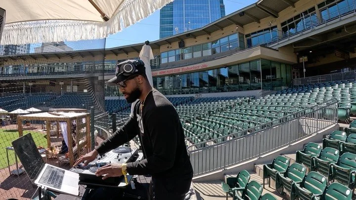 I don&rsquo;t share enough of these&hellip;different rooms, same energy.