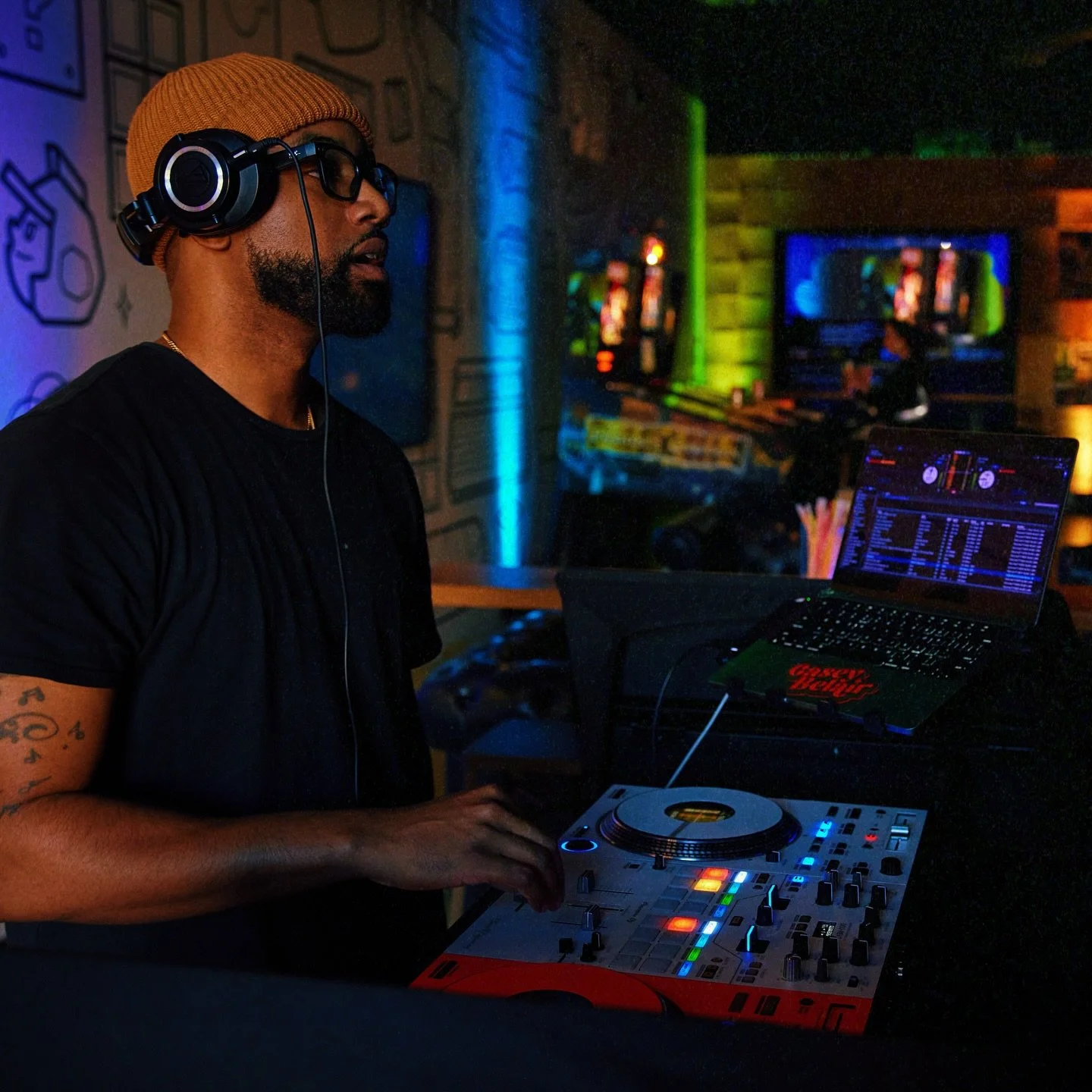 In the mix and out the way // Available for all your DJ needs in 2026. 💼