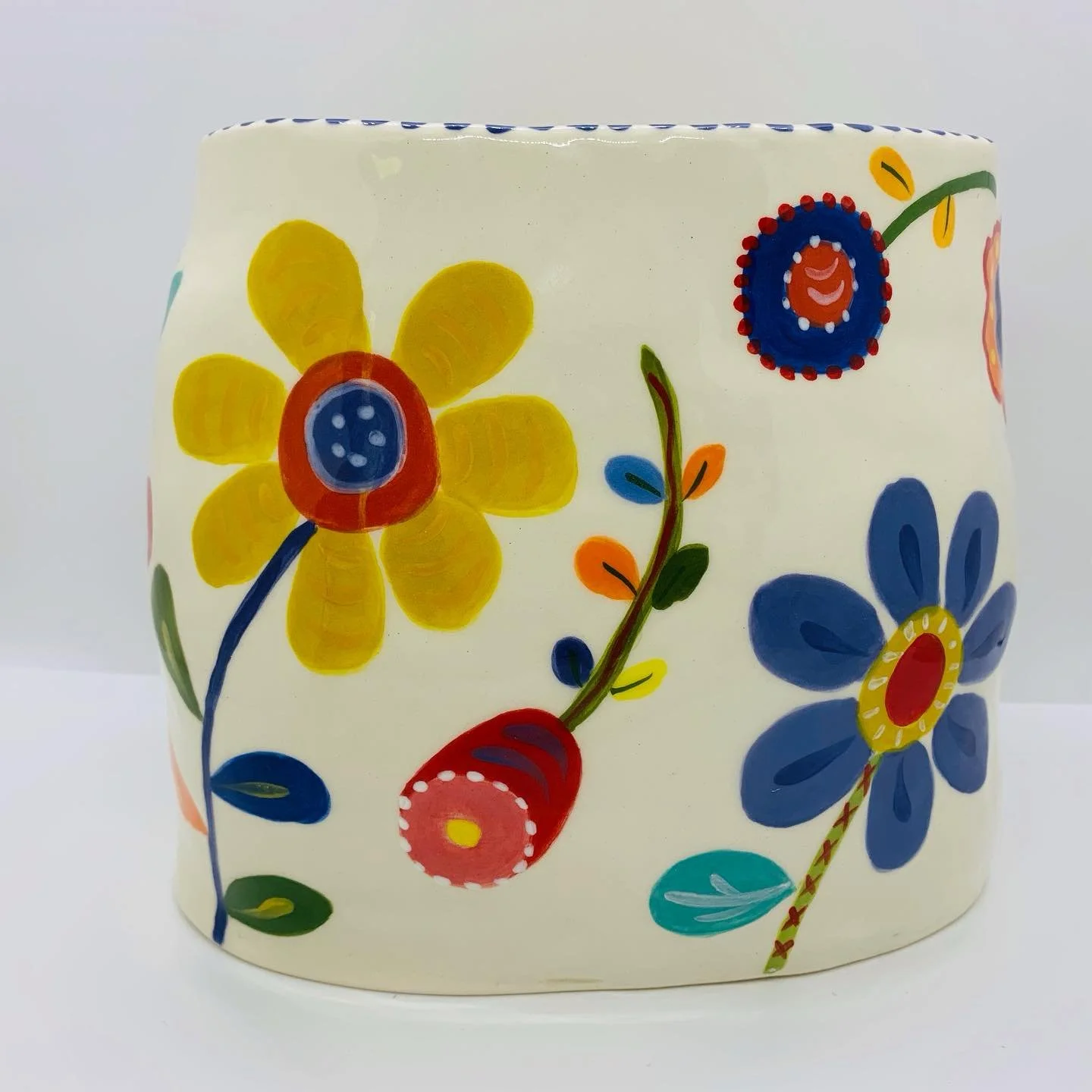Two sizes to a vase, sold I&rsquo;m afraid but there&rsquo;s more coming out of the kiln tomorrow 🤞 available @dirtyjanes_bowral 
#contemporyceramics #handbuiltceramics #ceramicartists #earthenware #flowers