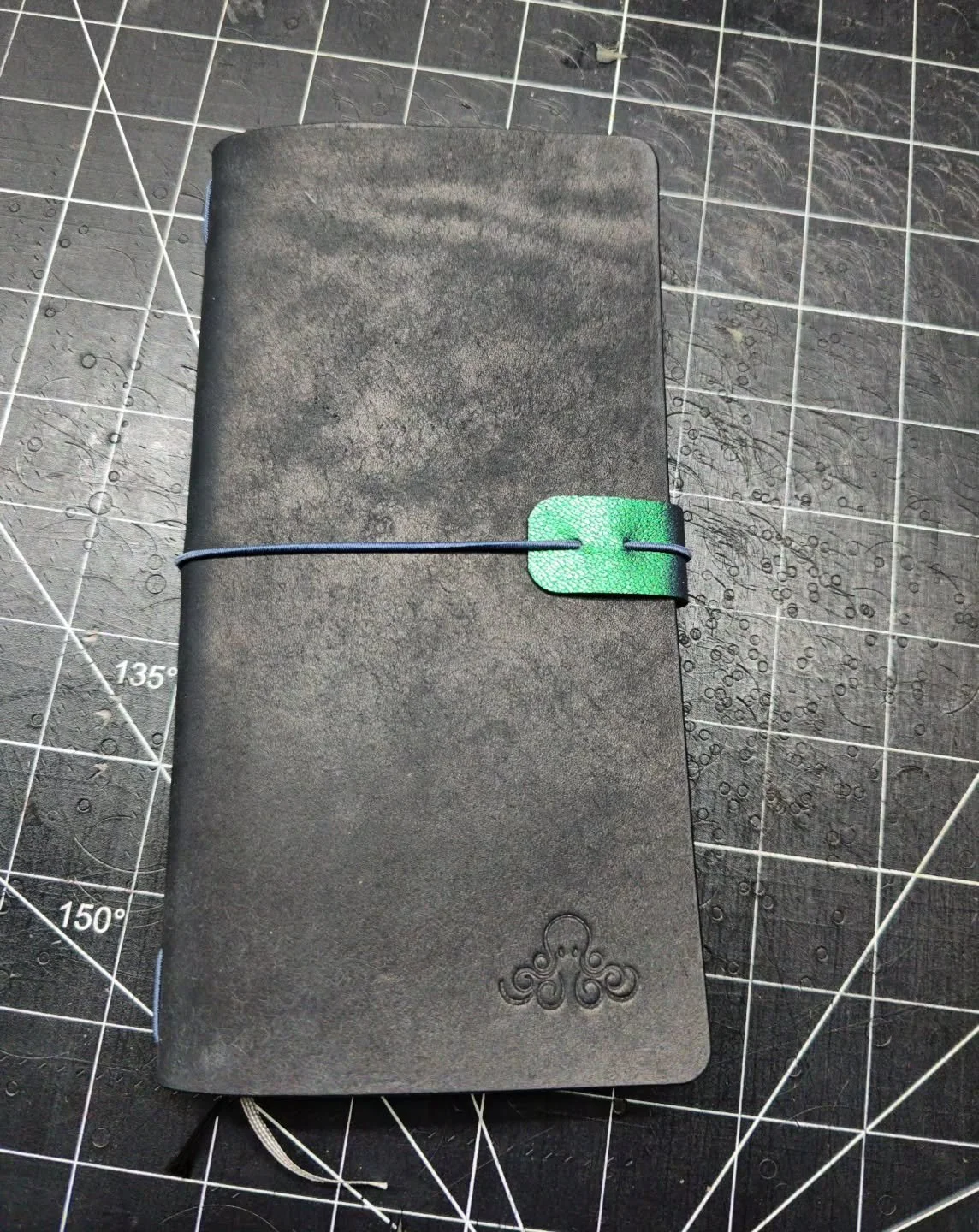 Black Pueblo Hobo weeks with iridescent tab for @lidl.doodle ❤️

#leatherwork #leatherjournal #handmade #leathercraft #leathercrafting hobonichiweeks