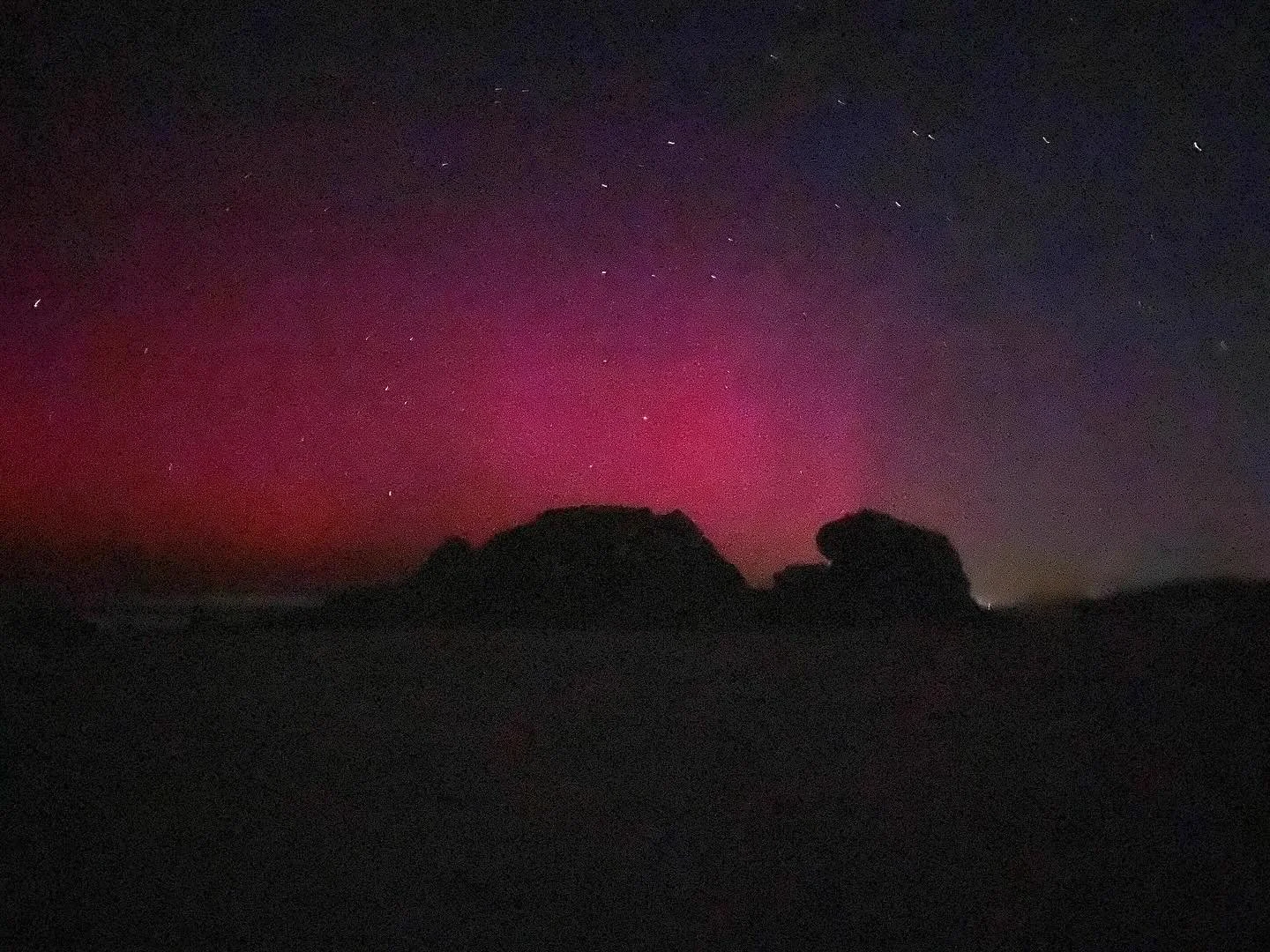 Feeling grateful to live in this amazing place! The goddess / Watonga rock lit up by Aurora Australis last night! 😍💚✨ #portmacquarie  #auroraaustralis