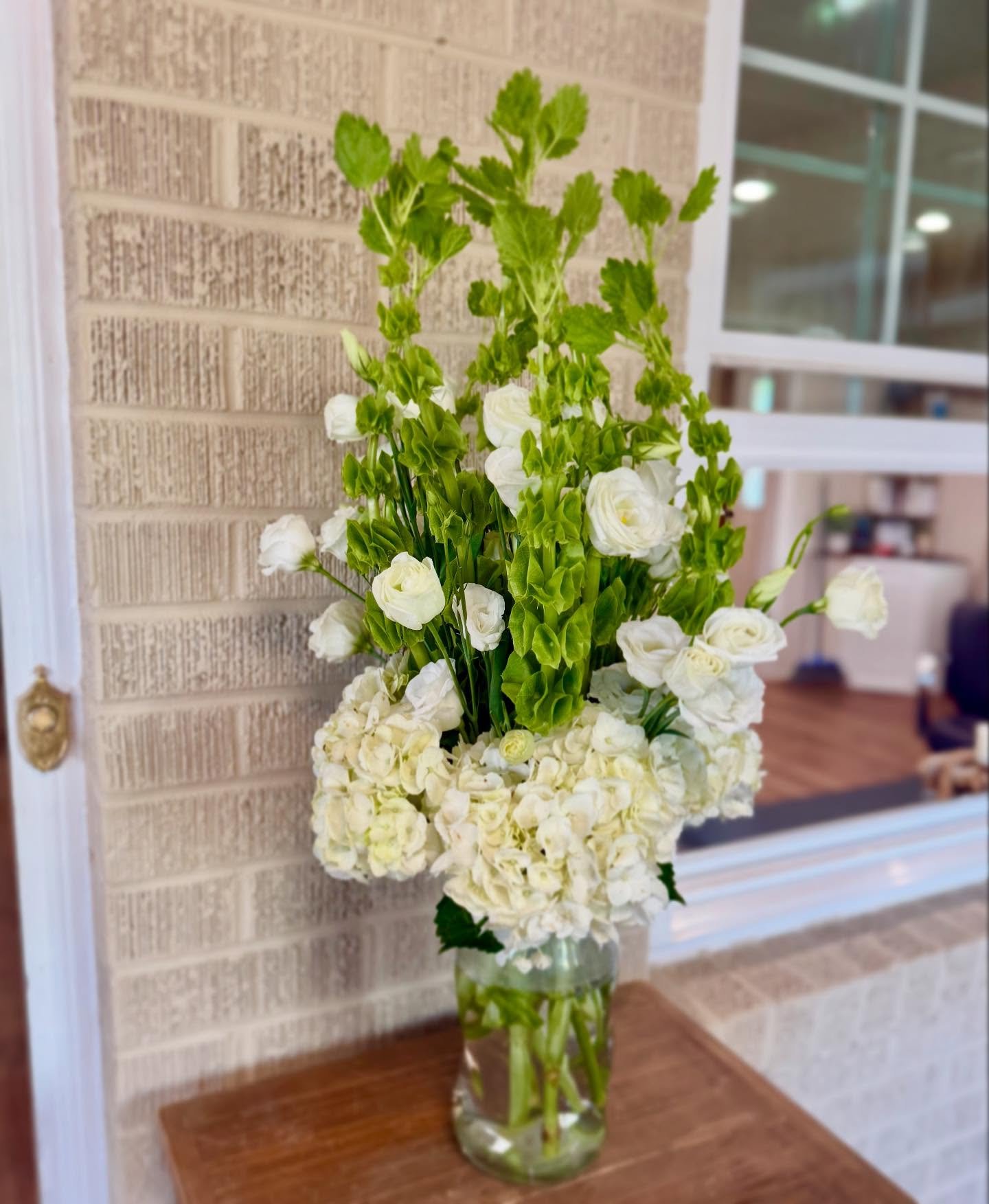 Thank you to my super talented friend & client, Renee Forrester, for the gorgeous flowers today! Keep her in mind for your floral or interior design needs. She’s FAB! 💐
@reneeforresterdecorator #lakemurraydecorator #lakemurraycountry #la