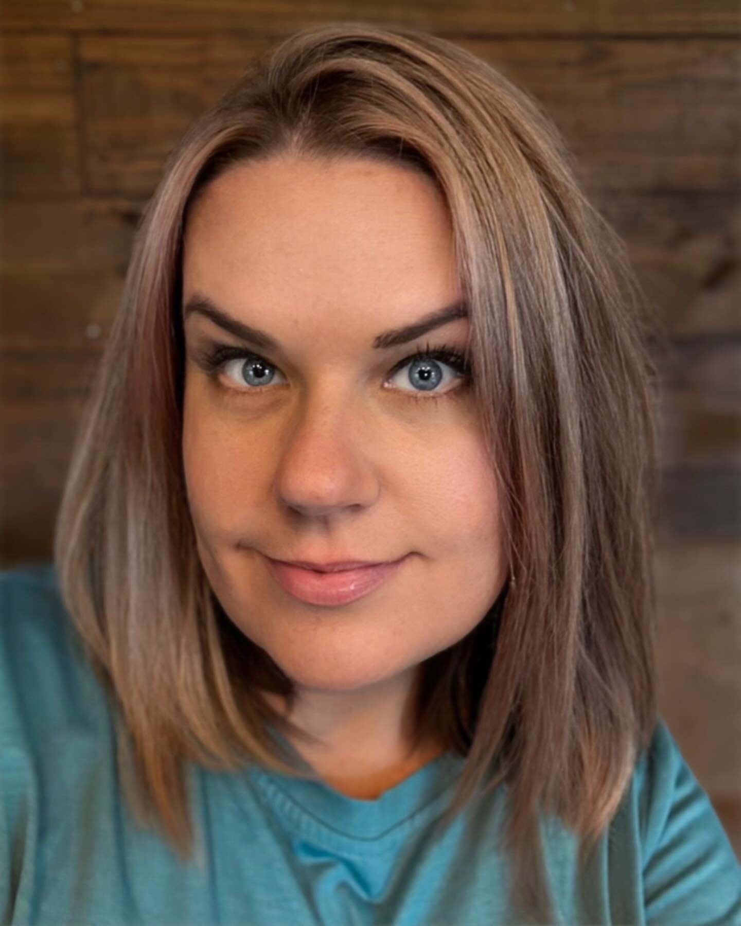 Felt froggy. đž Changed my hair. đđŒ‍âïž
#rosegoldhair #redkenobessed #unitehair #newhairwhodis #midlifecrisis