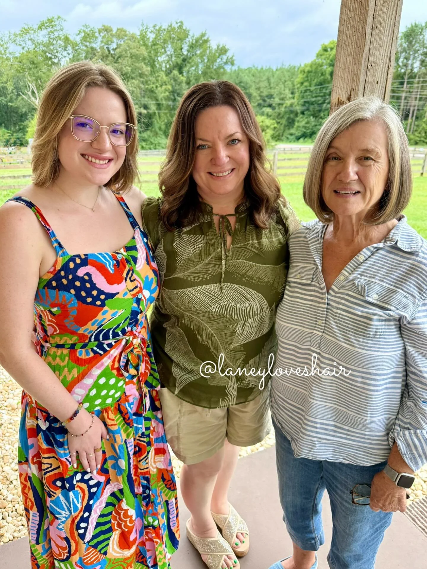 âšT H R E E Generationsâš Had the honor of pampering Kathy, Kristen & Caroline with fresh new ‘dos today! Sweet family with great (THICK!) hair genes đđ»‍âïž
Booking info in bio.