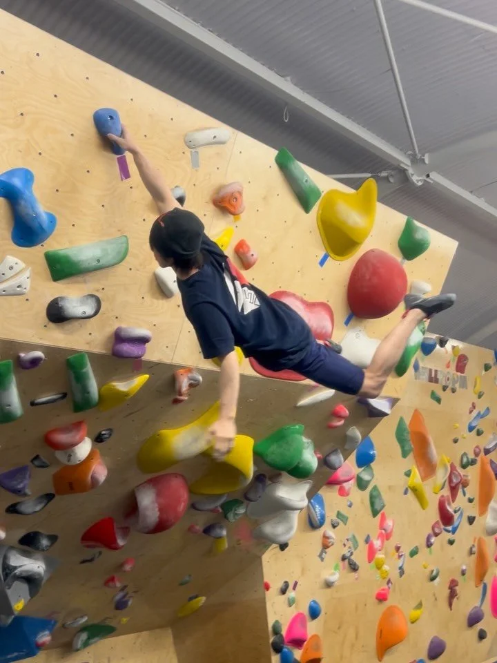 Two purple tape beta on the 60&deg;.

It has been quite hot!! We don&rsquo;t have AC but we stay cool thanks to our (tucked away) location.

🎥1 Setter: @nomura_shinichiro 
🎥2 Setter: @billyridal 
Climber: @hayato_furusugi