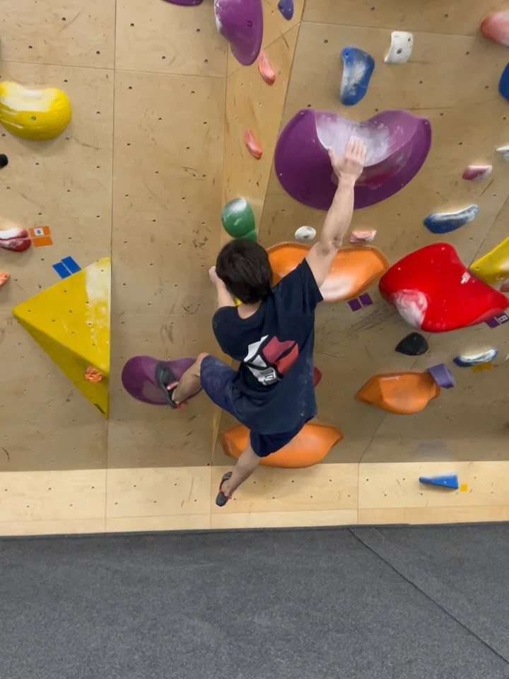 Beta for 2 spicy green and soft purple tapes.

Vid 1 
Grade: Green
Setter: @ogata.yoshiyuki 

Vid 2
Grade: Green
Setter: @billyridal 

Vid 3 and 4
Grade: Purple
Setter: @nomura_shinichiro 

Climber: @hayato_furusugi