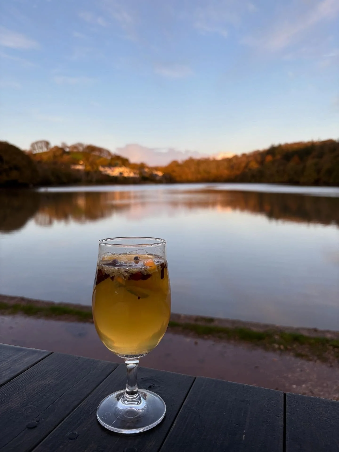 Autumn has arrived, and so has mulled cider&hellip; especially for the Fireworks display this evening🎇🎆

#fireworknight #rivershack #stokegabriel #mulledcider #autumn
