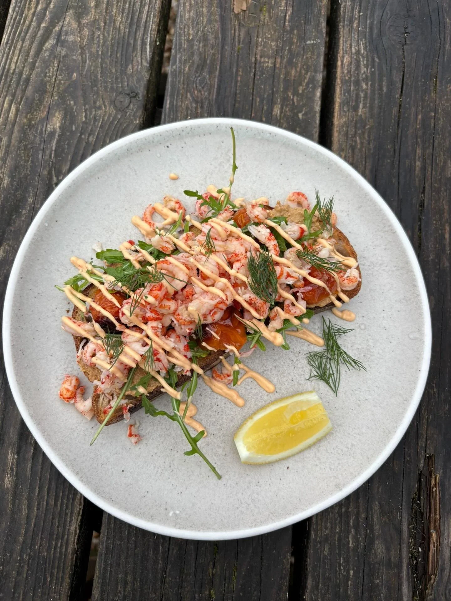 This is our very popular Crab and Crayfish Toast with Chilli and Lime Aioli on our lunch menu. Pair this with a glass of wine this bank holiday weekend👌

#bankholiday #lunch #seafood #therivershackdevon