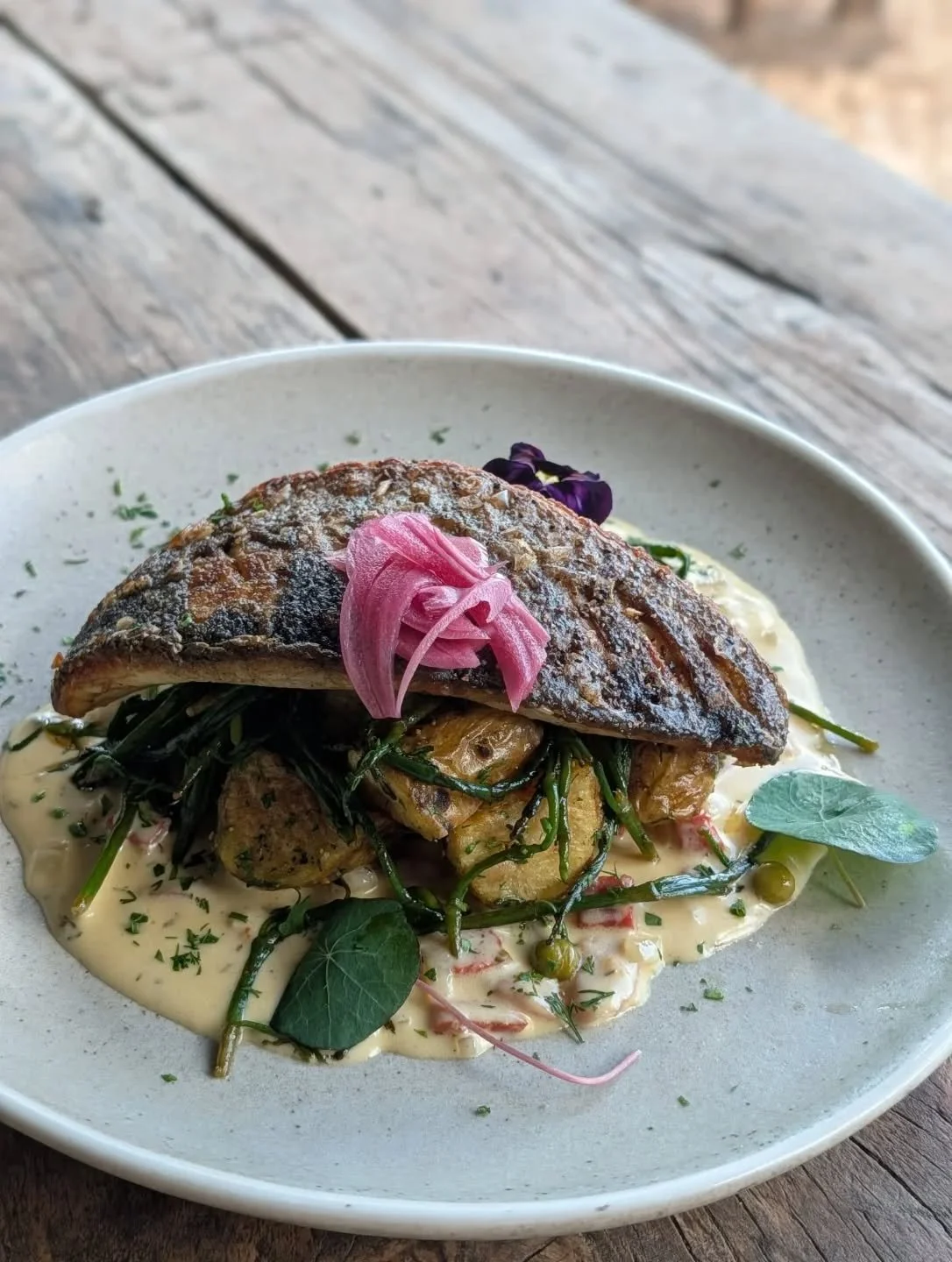 🐟Beautiful crispy pan fried sea bass on the evening menu this weekend 🐟

Served with dill roasted potatoes, roasted samphire and a chorizo, bacon cream sauce. 

Tables available from 5pm 🐠🍷

#seafood
#freshfish 
#eatlocal
#therivershackdevon