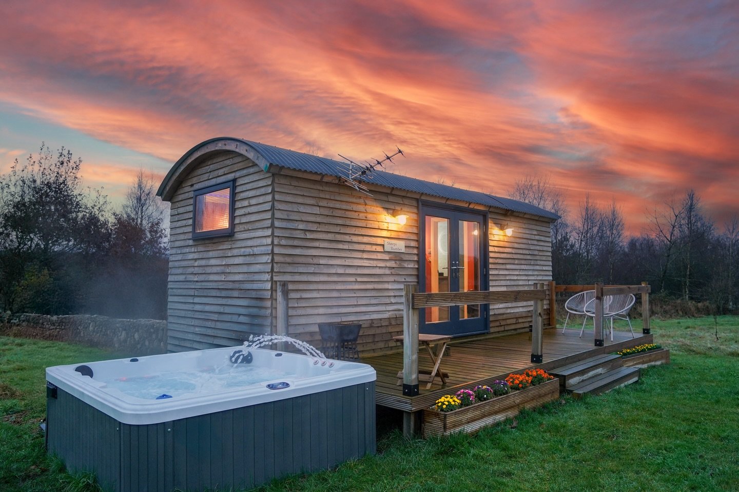 🐑 Welcome to Sheep&rsquo;s Slumber this shepherd&rsquo;s hut is inspired by the gentle charm of farm life. Cosy, calm, and beautifully styled, it&rsquo;s the perfect countryside hideaway for two.

Inside, you&rsquo;ll find everything you need for a 