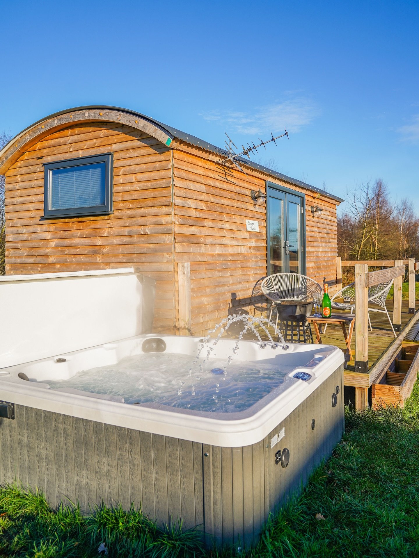 ❄️🛁 POV: it&rsquo;s freezing outside&hellip; but you&rsquo;re sinking into a hot tub

Steam rising, cold air on your face, bubbles all around and nothing to do but relax. This is exactly why winter stays hit different at Windmill Retreats.

Private 