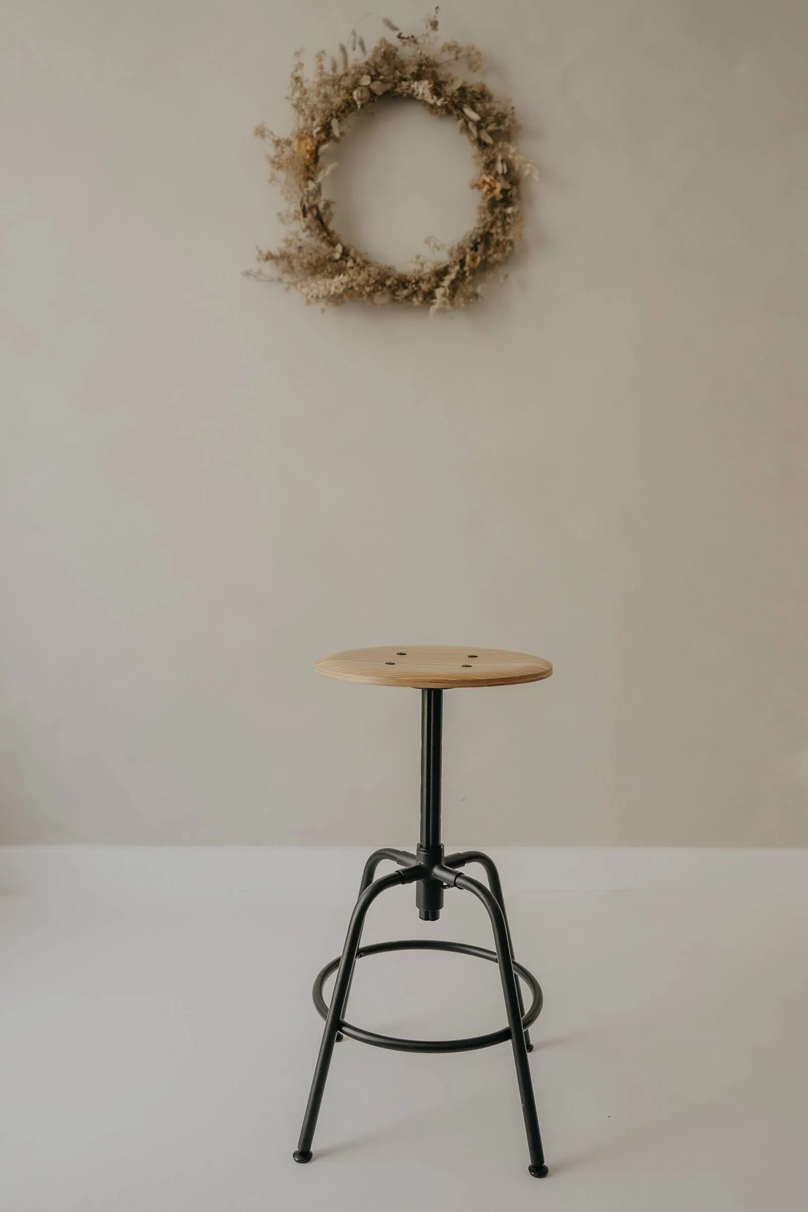 Babybauch Shooting im Studio München – natürliches Licht und Boho Ambiente im Tageslichtstudio Trudering