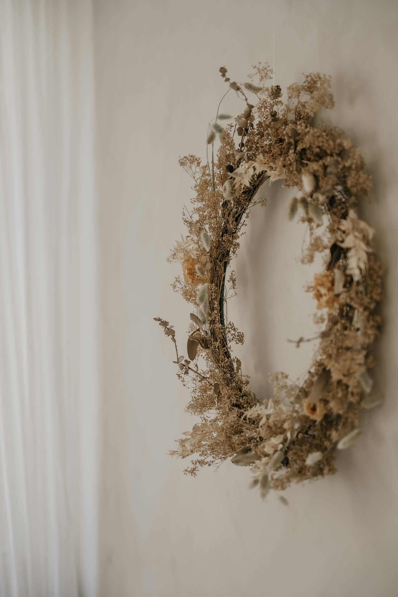Natürliche Dekoration im Fotostudio München – Boho Trockenblumen für Newborn und Babybauch Shooting