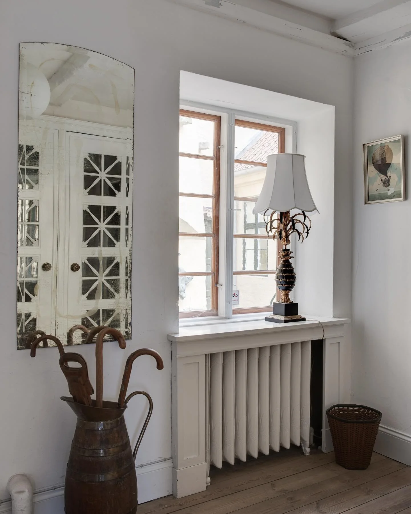 Lejligheden byder velkommen med den smukkeste entr&eacute; med levn fra fortiden.