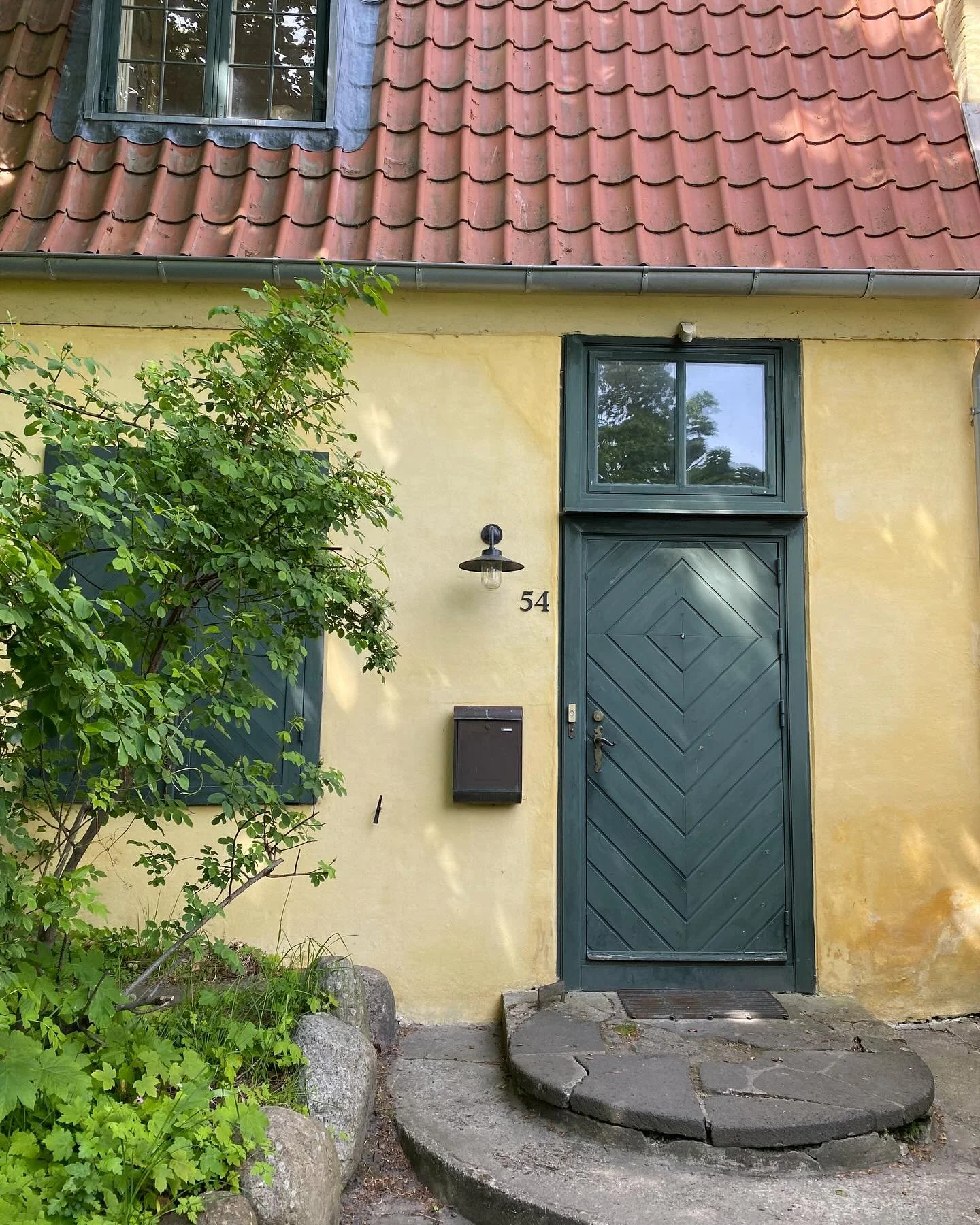 Lejlighedens indgang p&aring; toppen af Christianshavns Vold.