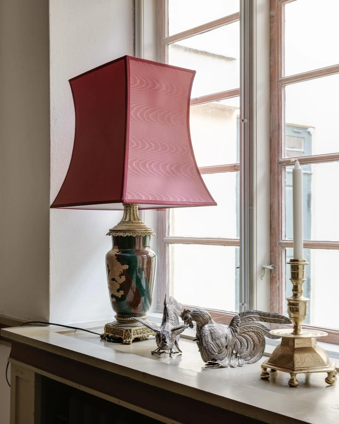 Lejligheden er fuld af de smukkeste antikviteter og detaljer g&aring; p&aring; opdagelse i lejlighedens 200 kvadratmeter.