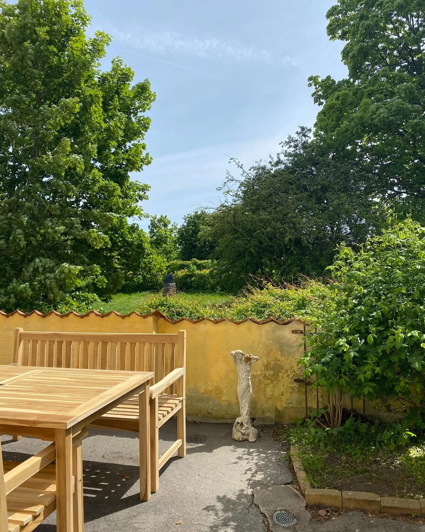 Velkommen til Lille M&oslash;lle p&aring; Christianshavn. En hemmelig perle p&aring; Christianshavn. Nyd din morgen kaffe med udsigten ud pver Christianshavns Vold.
Lejligheden er nu &aring;ben for bookinger. Kontakt booking@christianshavnsm&oslash;l