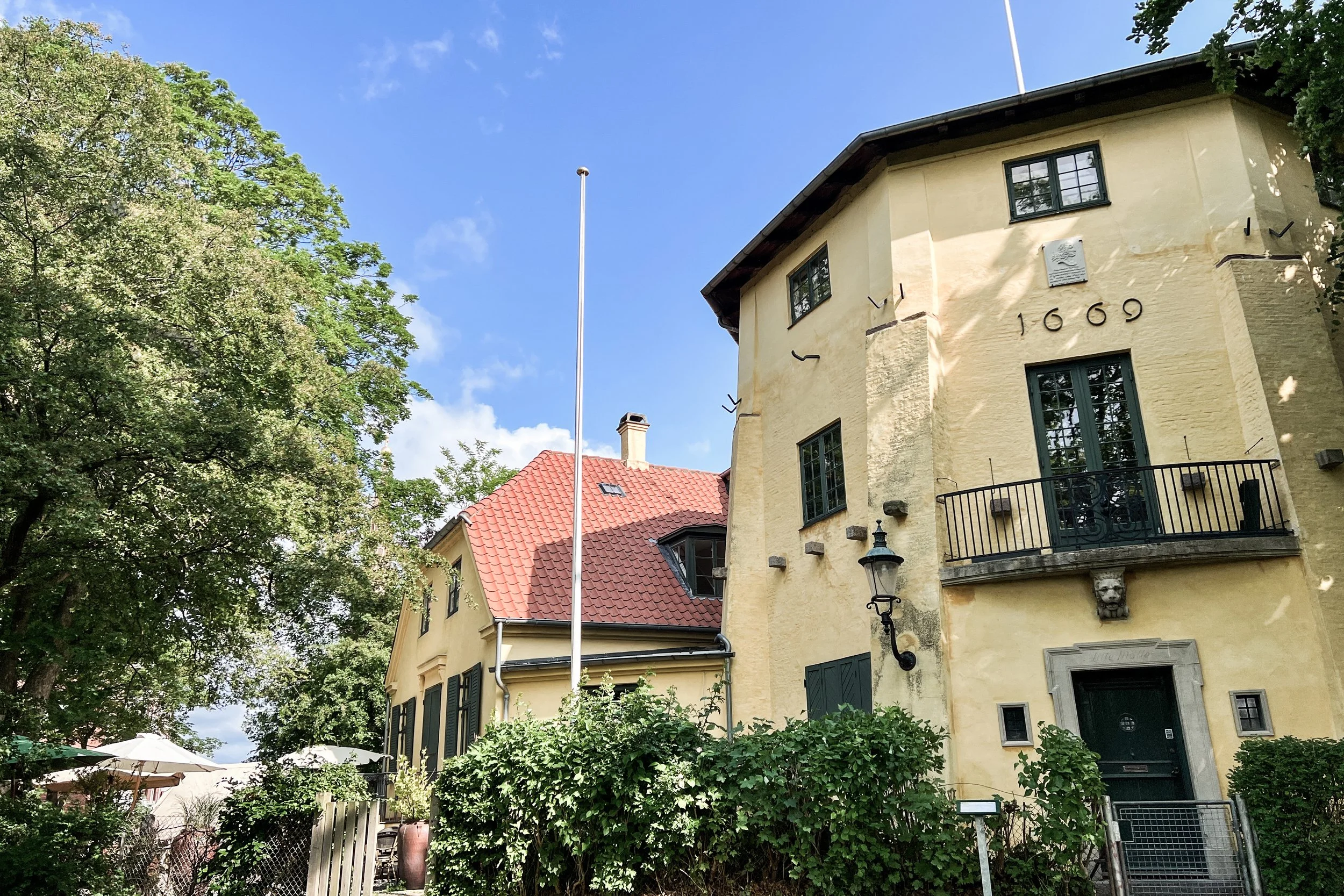 The historic yellow building of Lille Moelle on Christianshavn, where guided museum tours and historical walks take place.