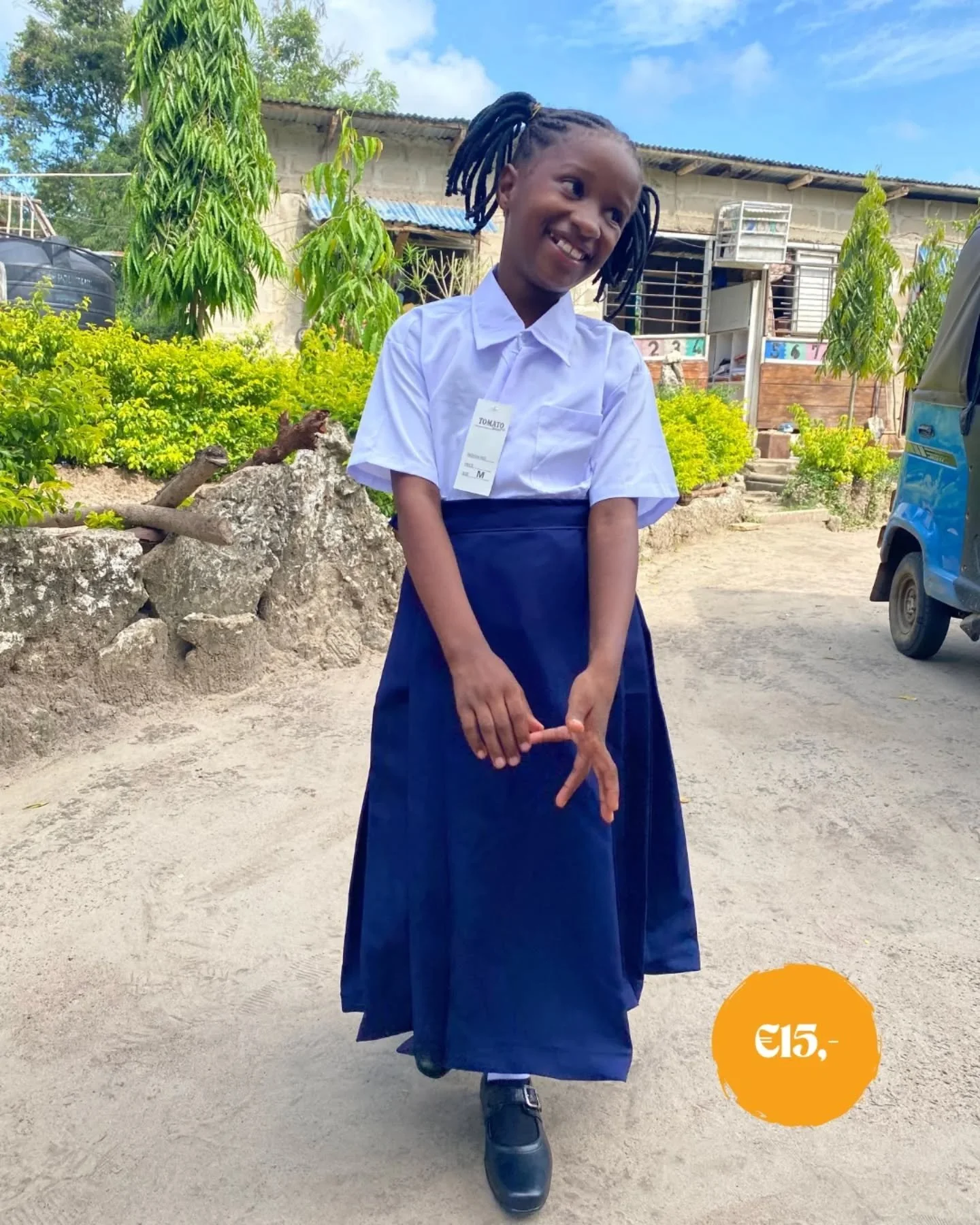 Onderwijs

Dit is Happiness, en ze is erg blij omdat ze hier net haar nieuwe schooluniform heeft ontvangen! 

Kinderen ontvangen bij het Take them to School project niet alleen een uniform en andere school benodigdheden, maar ook dagelijks lunch. Dit