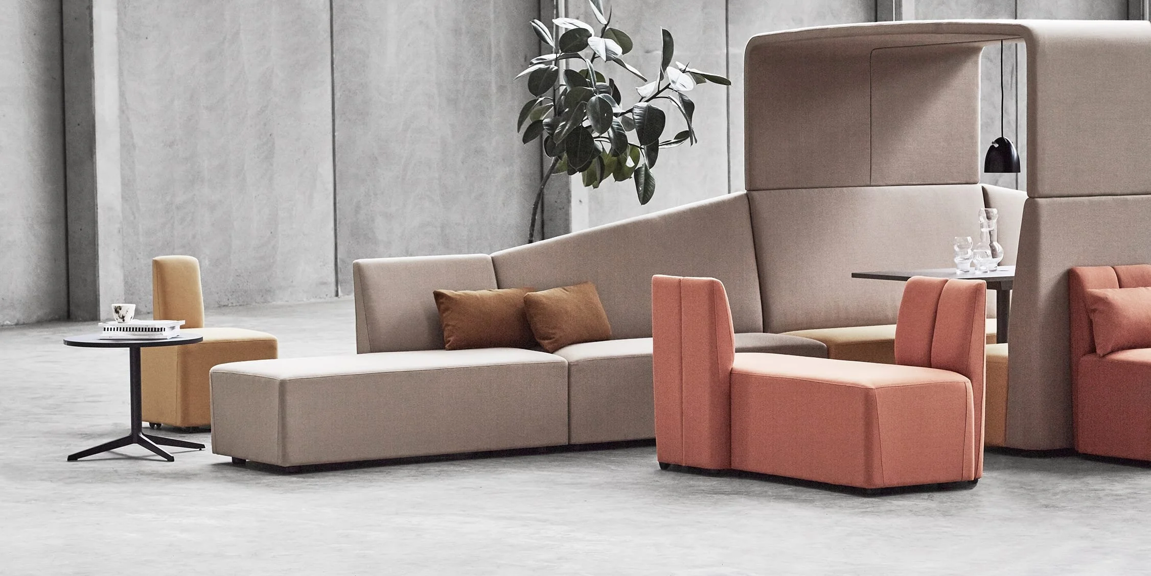 Four Likes Sofa
Integrated power modules can be installed to allow users to work away from their desks