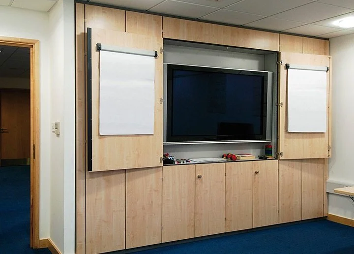 jpeg-brochure-shots-2008-505_720x516-SW14-WITH-LARGE-SCREEN-BY-OTHERS-AND-FLIP-CHARTS-MOUNTED-TO-DOOR.jpg