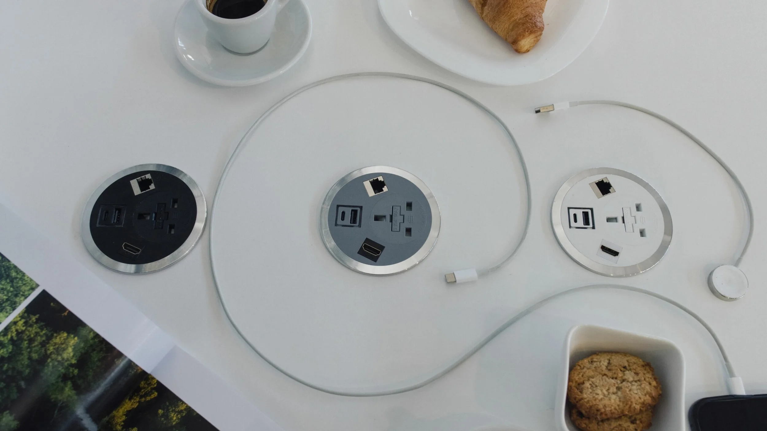 Port El Surface Module
In-desk grommet power module designed to fit into a standard 80mm porthole in the desk