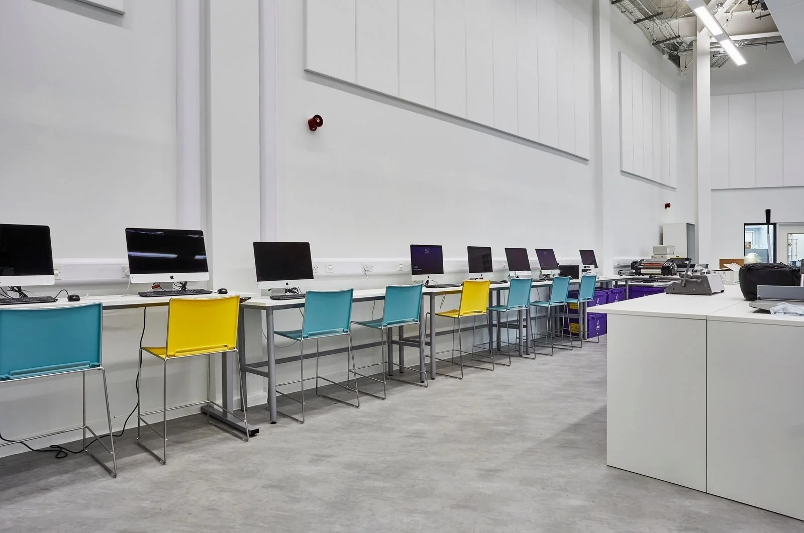 Stand Height Table
Fully welded frame, designed to use with and without stools
