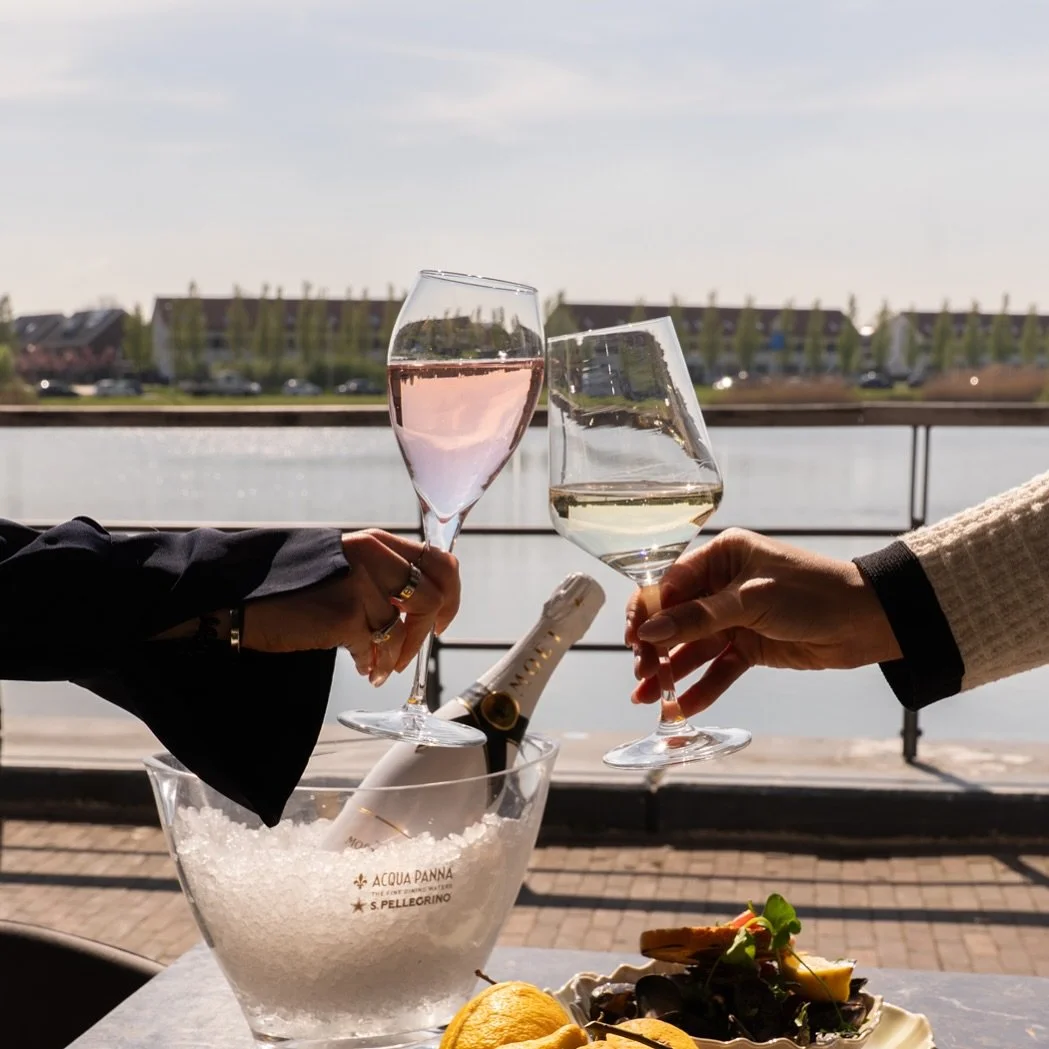 Fine sips, finer sights 🥂💋 

#Ama #Vleuten #Vleuterweide #FoodSpot #Foody #Drinks #Wine #Utrecht #HotSpot