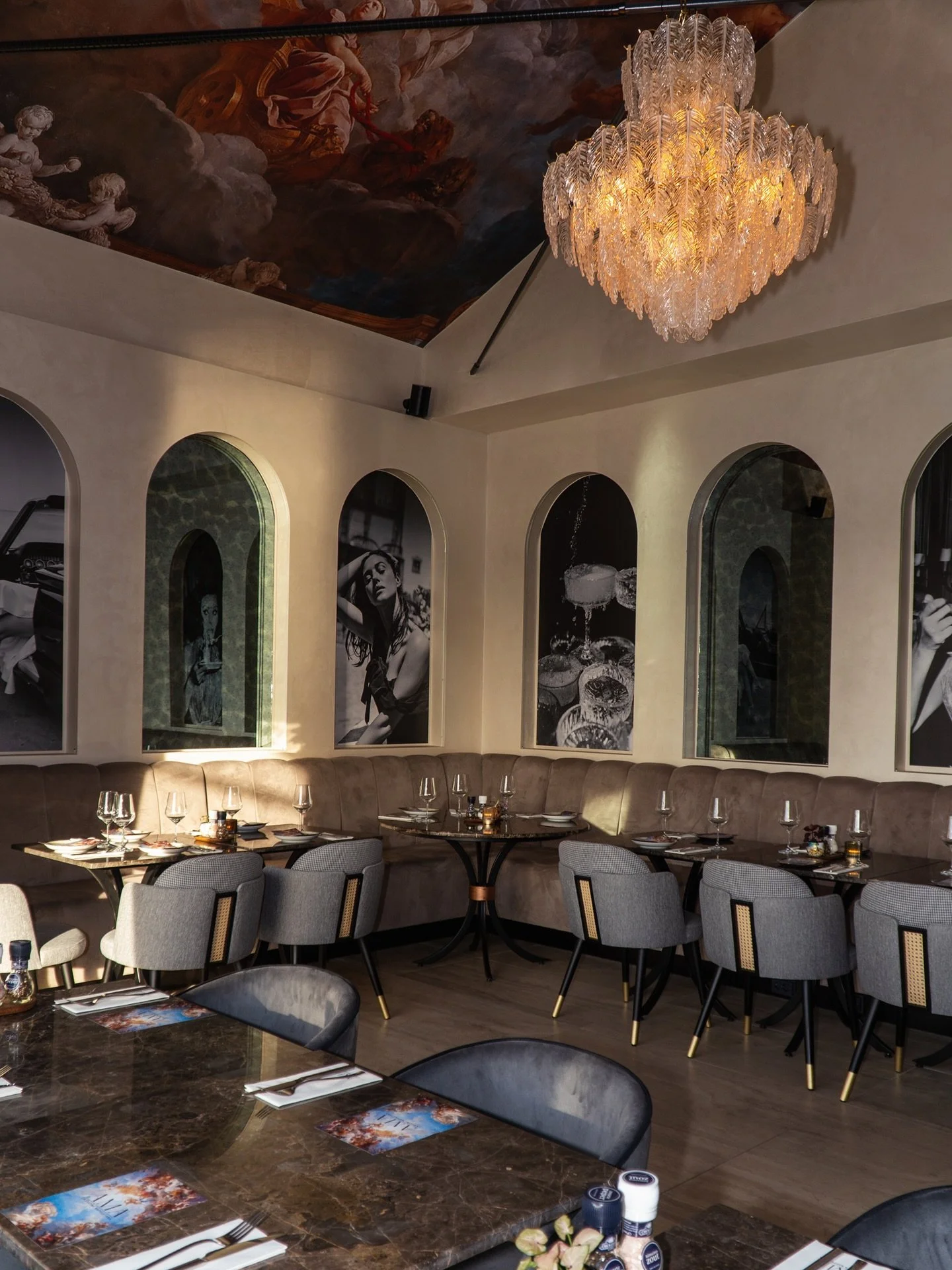 Welkom bij Restaurant Ama🤍 een Italiaans Napolitaans restaurant waar sfeer en smaak samenkomen 🇮🇹✨ Kom genieten van een heerlijke lunch of diner in ons stijlvolle interieur, compleet met schilderingen en elegante details.
⁠
🍽 Iedere dinsdag &amp;