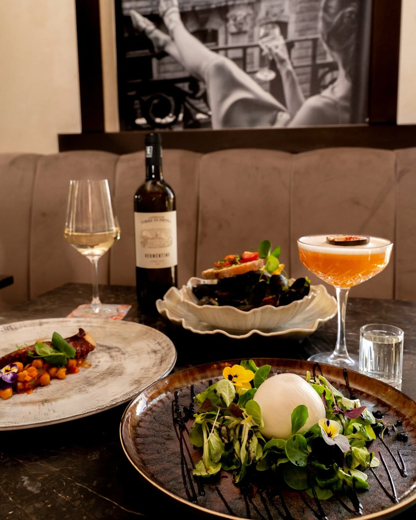 Delicious moments, Italian style 🇮🇹✨ Antipasti to share, cocktails to crave, wines to remember. Cin cin! 

#Italianfood #AmaVleuterweide #Ama #Vleuten #Utrecht #HotSpot #Diner #Foody