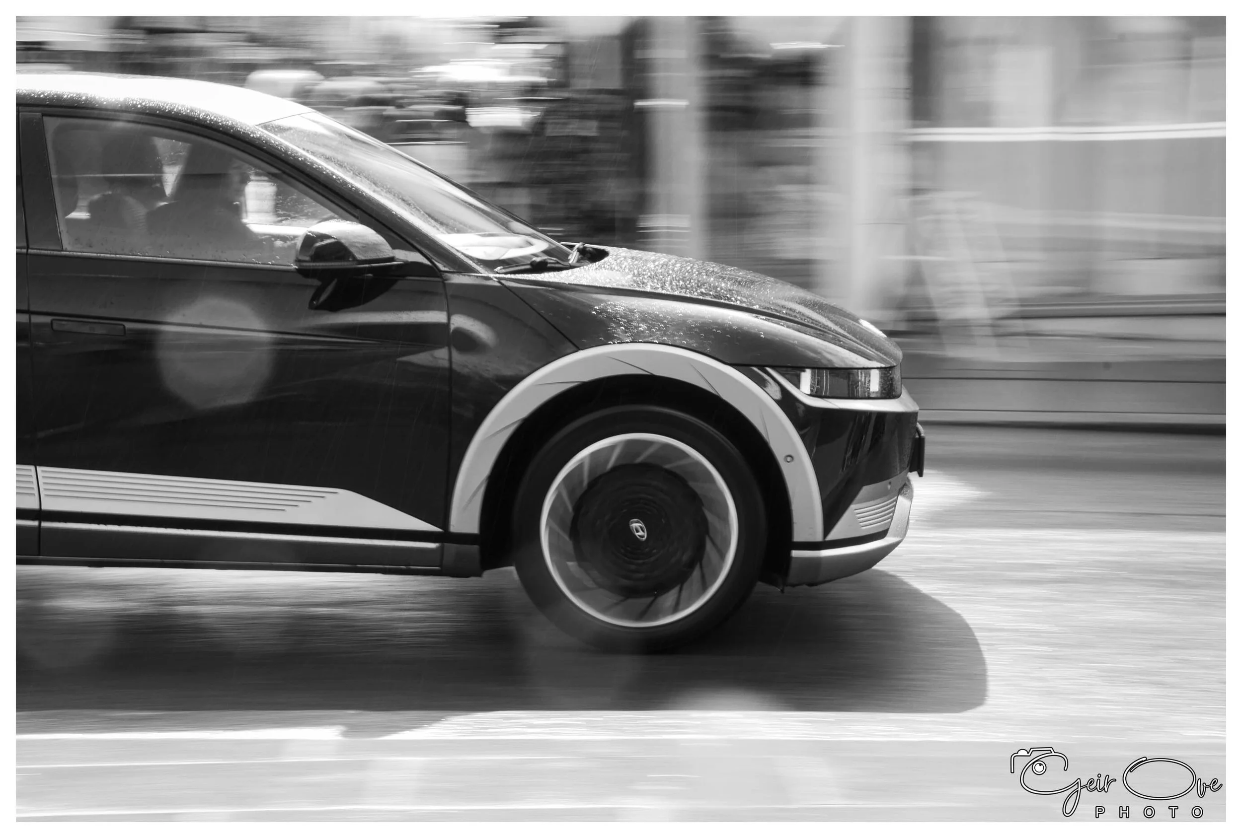 Two paningshots inspired by @opticalwander 🙏🏻 

Which one do you like best? 1 or 2?

#Leica #LeicaDlux7 #Paningshot #motionblur #carphotography