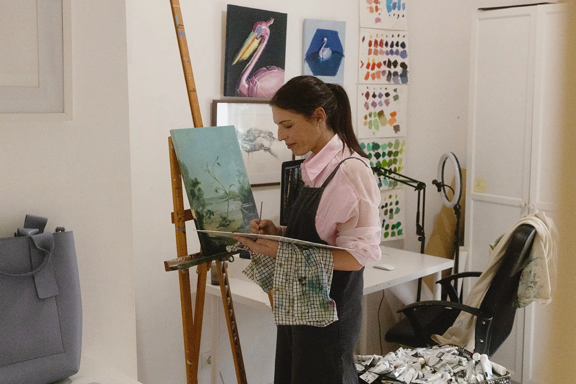 Sofía Cristina Jiménez pintando una obra en su estudio de Madrid.