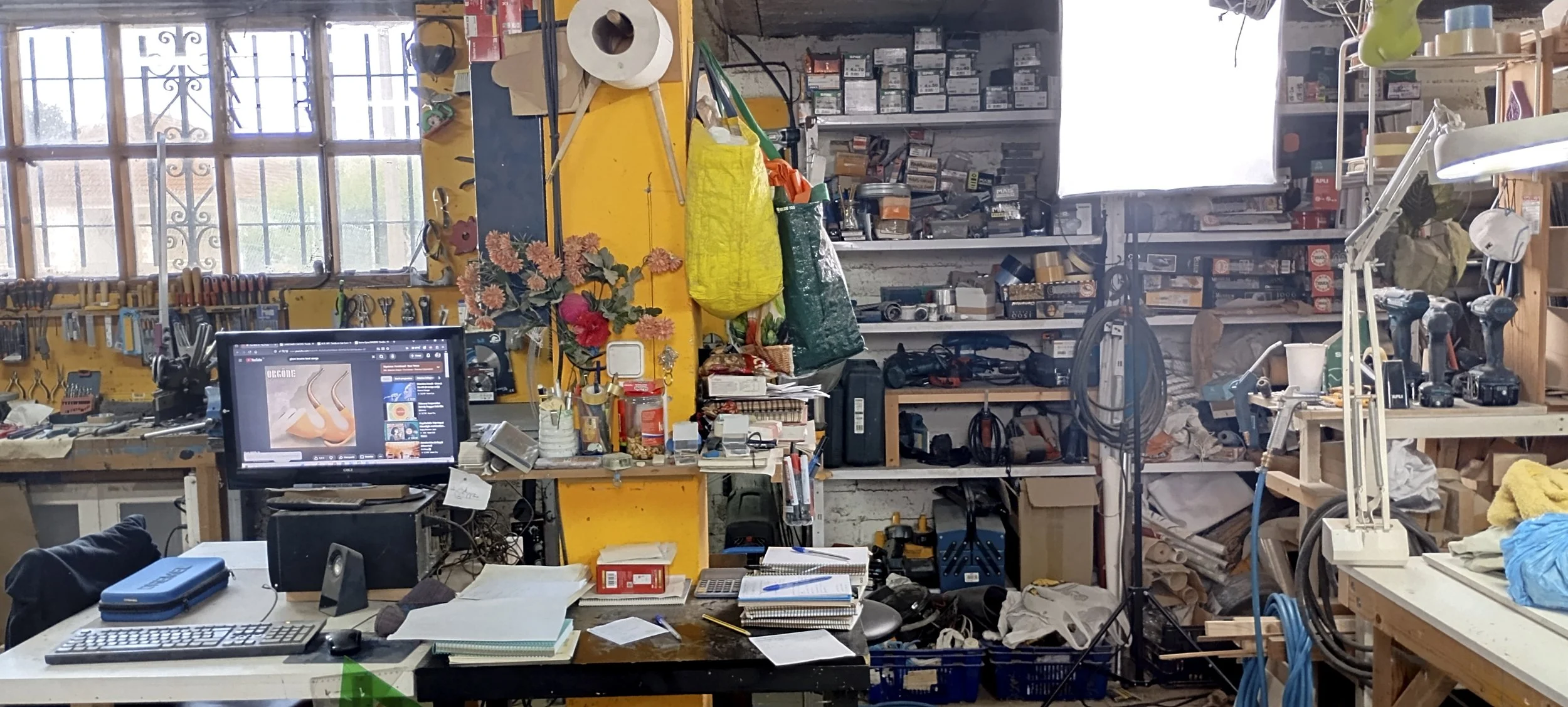 Taller de José Perozo con herramientas, materiales, mesas de trabajo y esculturas en proceso.