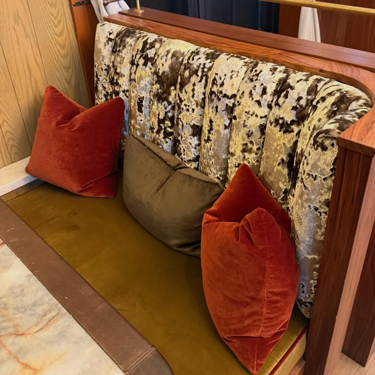 Concertex &ldquo;Crushed&rdquo; shines in this beautiful banquette seating at Twin Farms&hellip;.@twinfarms #concertex #commercialupholstery #commercialinteriors #interiordesign