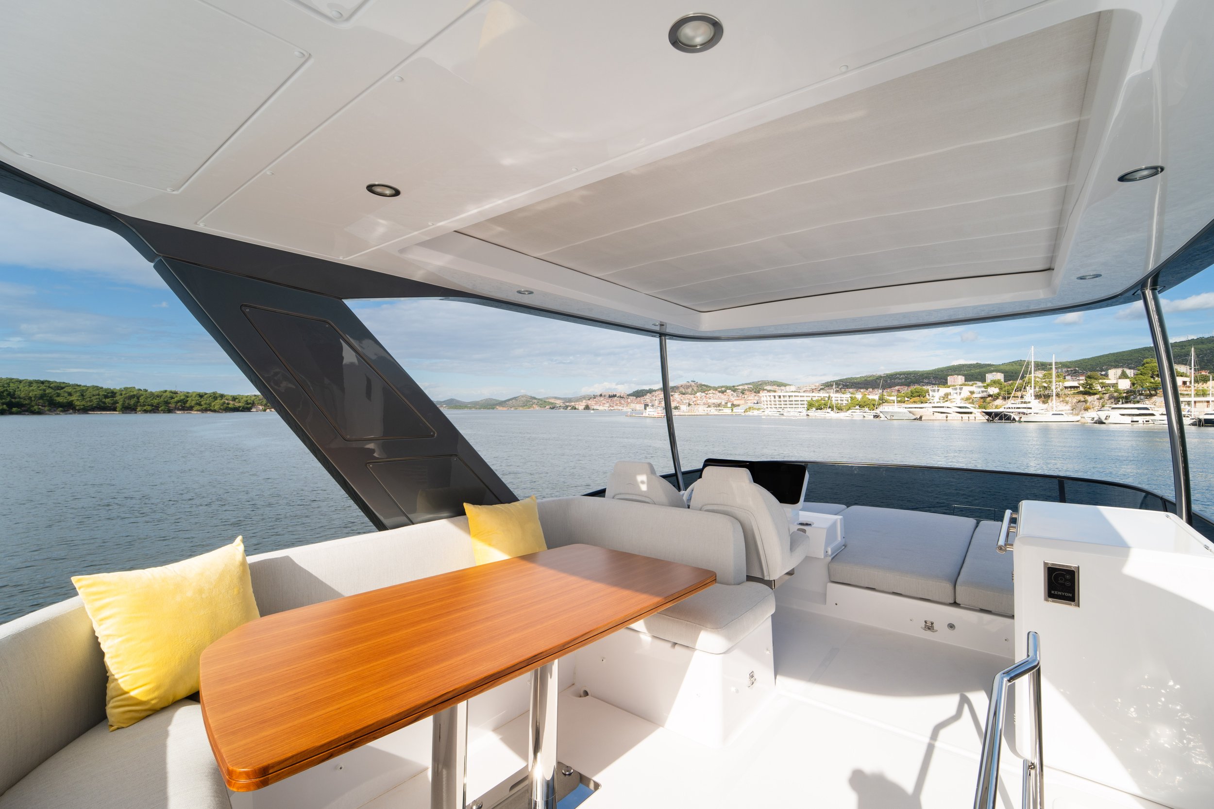 Azimut 53 Fly-180.jpg