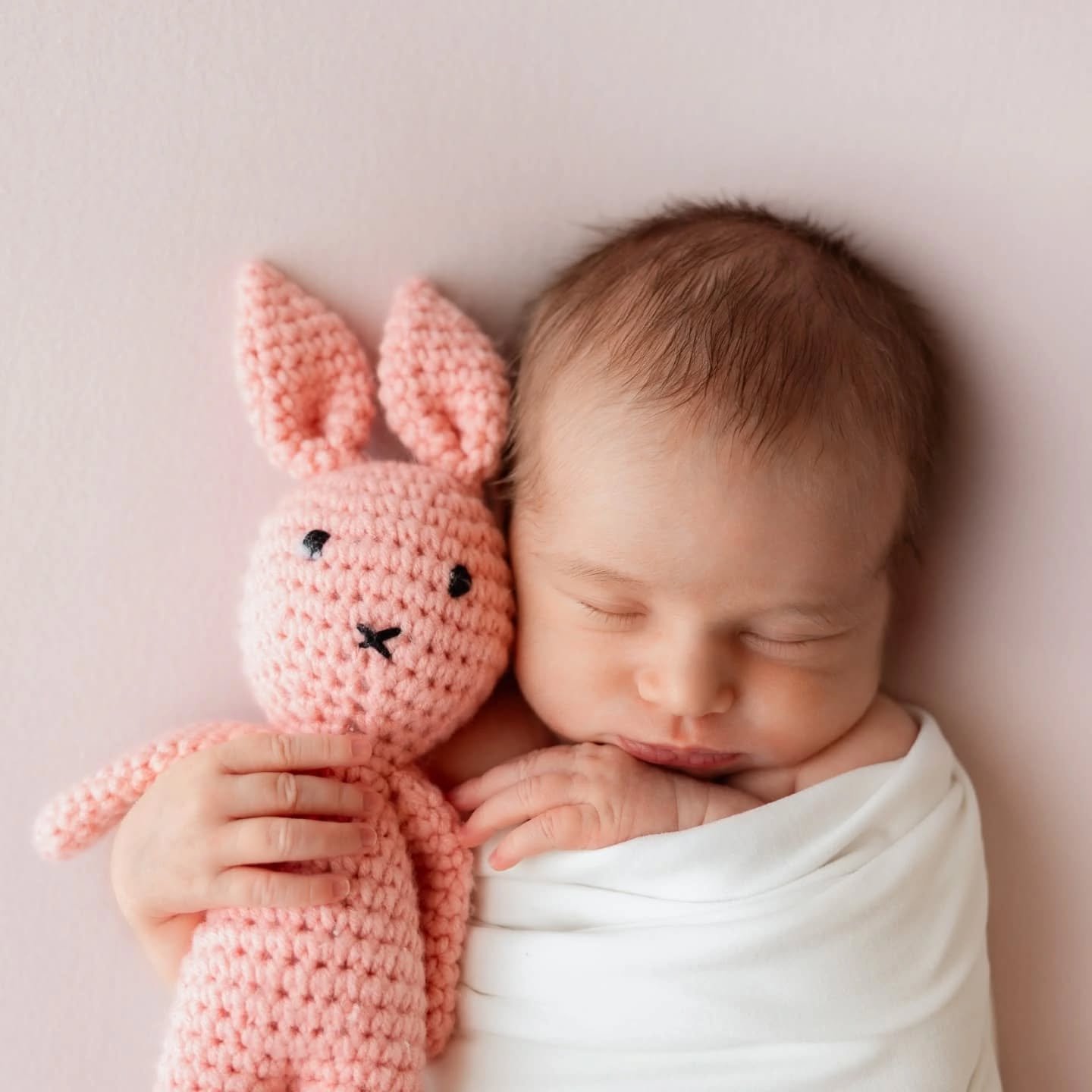 Bei mir findest du Babyfotos ohne Zeitdruck. Denn Babys haben ganz feine Antennen und merken sofort, wenn Stress entsteht. Deshalb lege ich gro&szlig;en Wert auf einen ruhigen, entspannten Ablauf beim Shooting - ganz ohne Zeitdruck und mit viel Gef&u