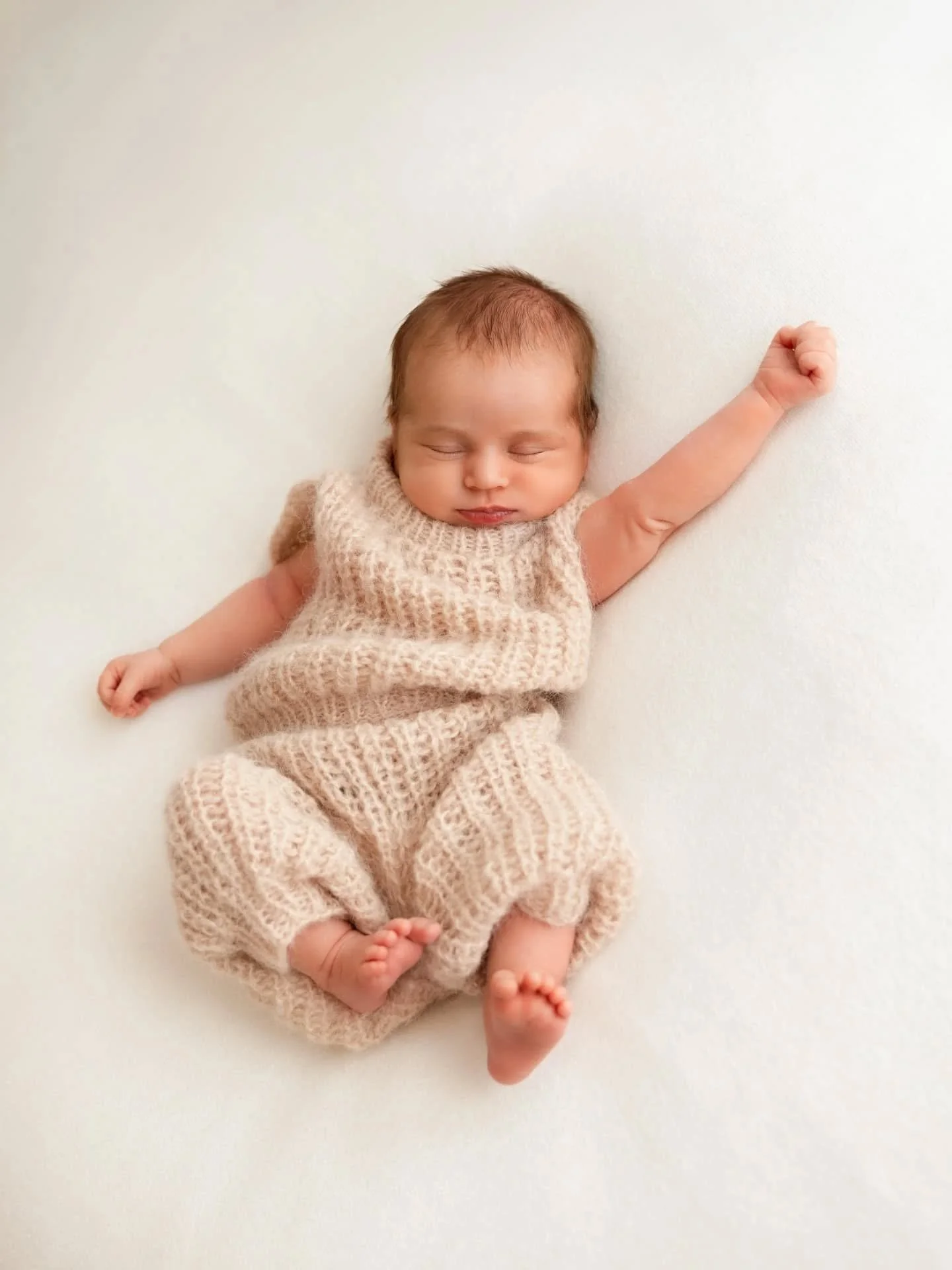 Einmal ordentlich Strecken und weiter geht's mit Schlafen. 
Nicht immer verschlafen die Babys das Fotoshooting. Wenn auch alle Babys mit einigen Tricks w&auml;hrend des Shootings einschlafen, gibt es manche Babys, die einfach etwas mehr Zeit ben&ouml