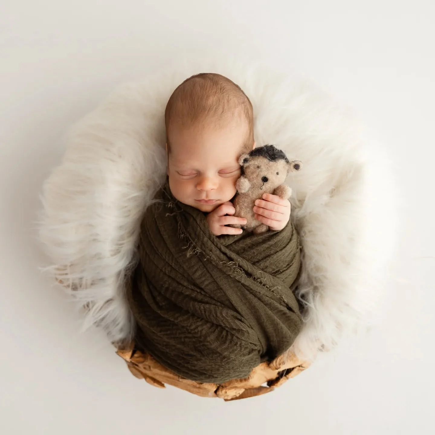 Bei einem Newbornshooting geht es um viel mehr als nur ums Fotografieren. Es geht um Zeit, um das Stillen aller Bed&uuml;rfnisse, um sicheres Posing und um ganz viel Gef&uuml;hl, um dem Baby das Einschlafen zu erleichtern. 

#newbornfotos #neugeboren