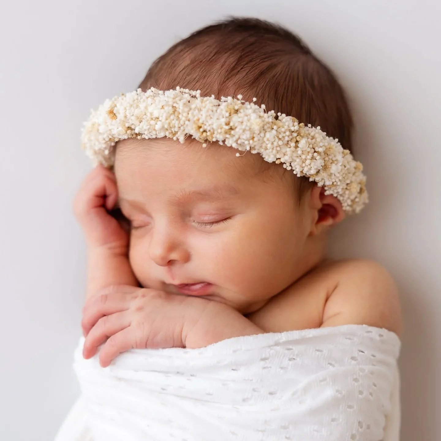 🤍 Die ersten Tage vergehen wie im Flug &hellip;
Diese winzigen Finger.
Der zarte Duft.
Dieses leise Seufzen in deinen Armen.
Euer Baby wird nie wieder so klein sein wie jetzt. Und genau deshalb sind diese ersten Momente unbezahlbar.
Als Newbornfotog