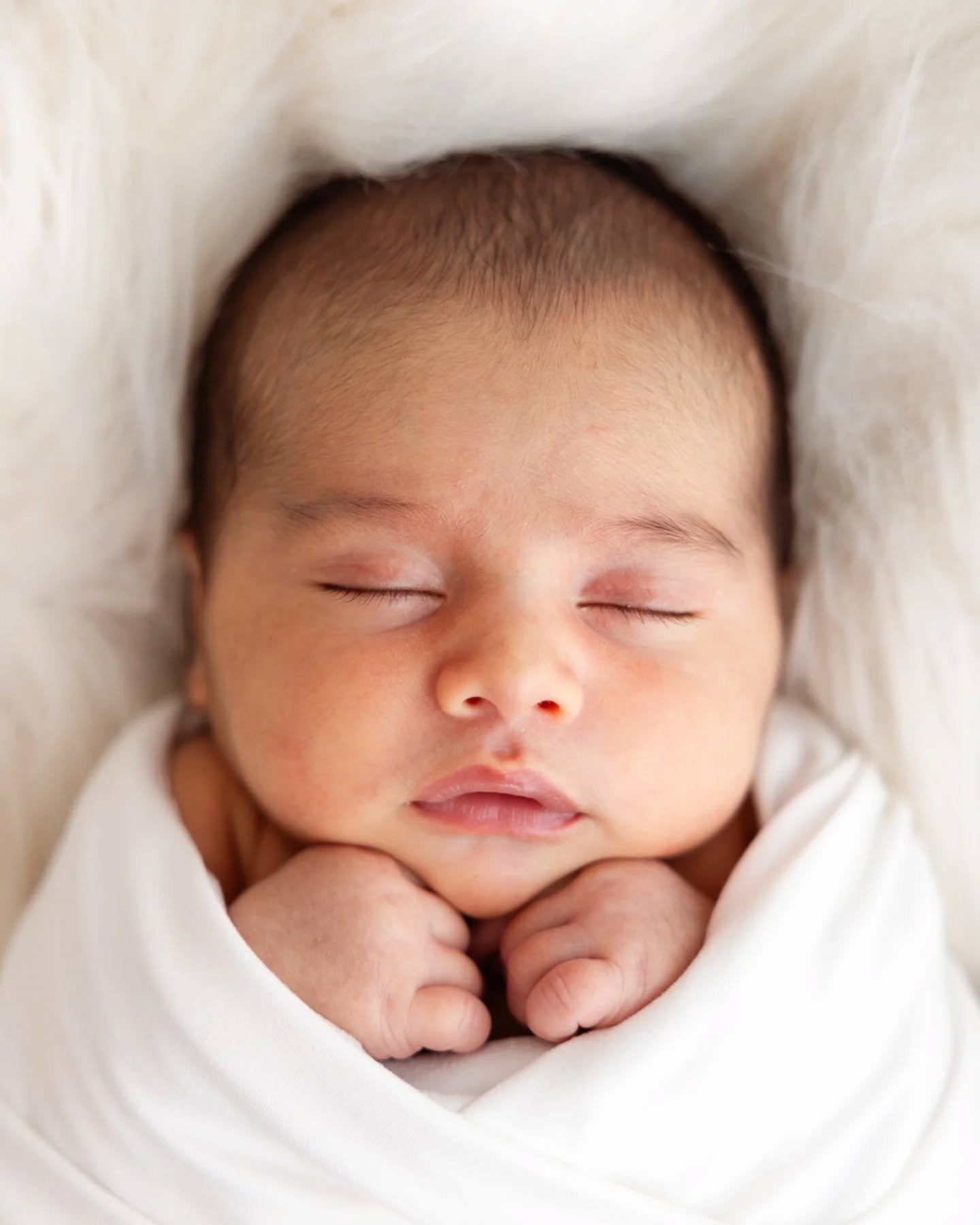 ✨ Die ersten Tage &ndash; f&uuml;r immer festgehalten ✨
So klein. So perfekt. So einzigartig.

Die ersten Lebenstage eines Babys sind magisch &ndash; und vergehen viel zu schnell. In meinen Shootings halte ich genau diese zarten Details fest: winzige