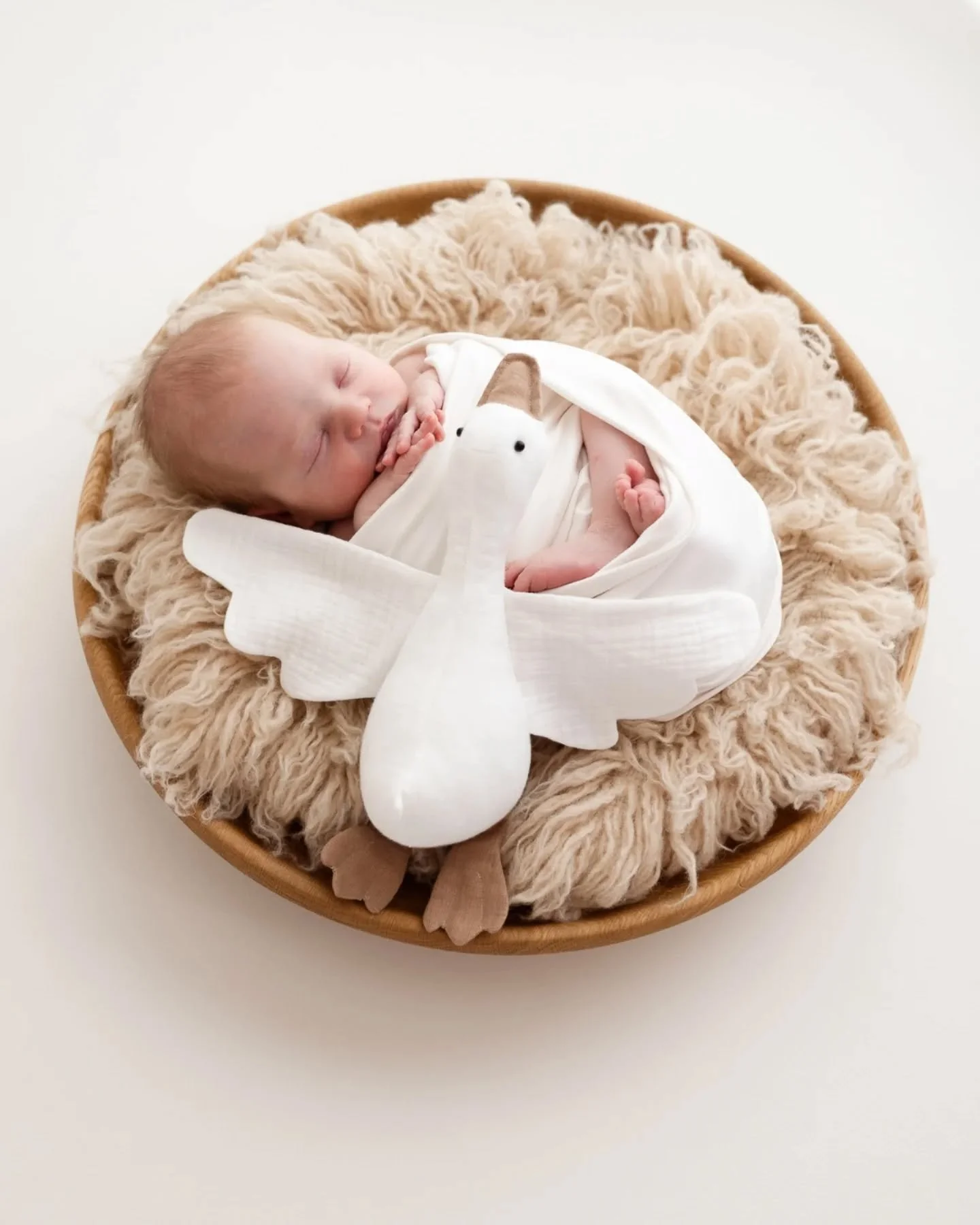 Bei einem Newbornshooting steht euer Baby an erster Stelle 🤍
Es gibt keinen Zeitdruck und keinen festen Ablauf &ndash; wir richten uns ganz nach den Bed&uuml;rfnissen eures kleinen Wunders.
Ob Still- oder Fl&auml;schchenpause, Kuscheln, Wickeln oder