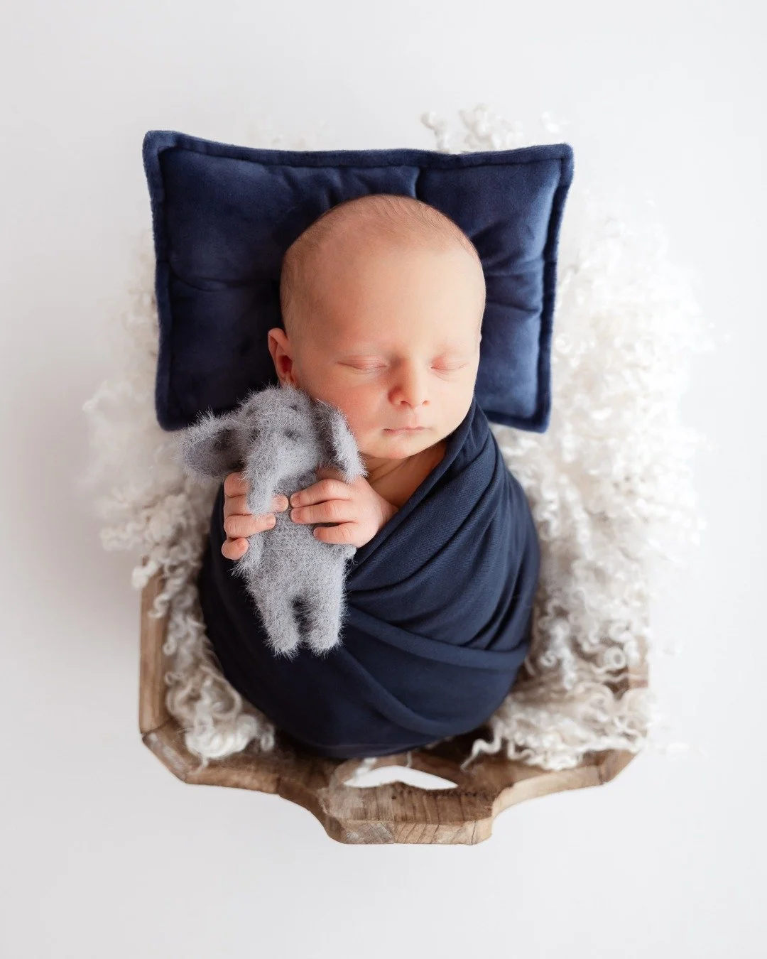 Die ersten Tage mit eurem Baby sind leise, intensiv und voller Gef&uuml;hl &ndash; und doch vergehen sie wie im Flug.
So viel Liebe, Dankbarkeit und dieses ganz besondere kleine Wunder.
Ein Neugeborenenshooting bewahrt diese zarten Momente f&uuml;r i