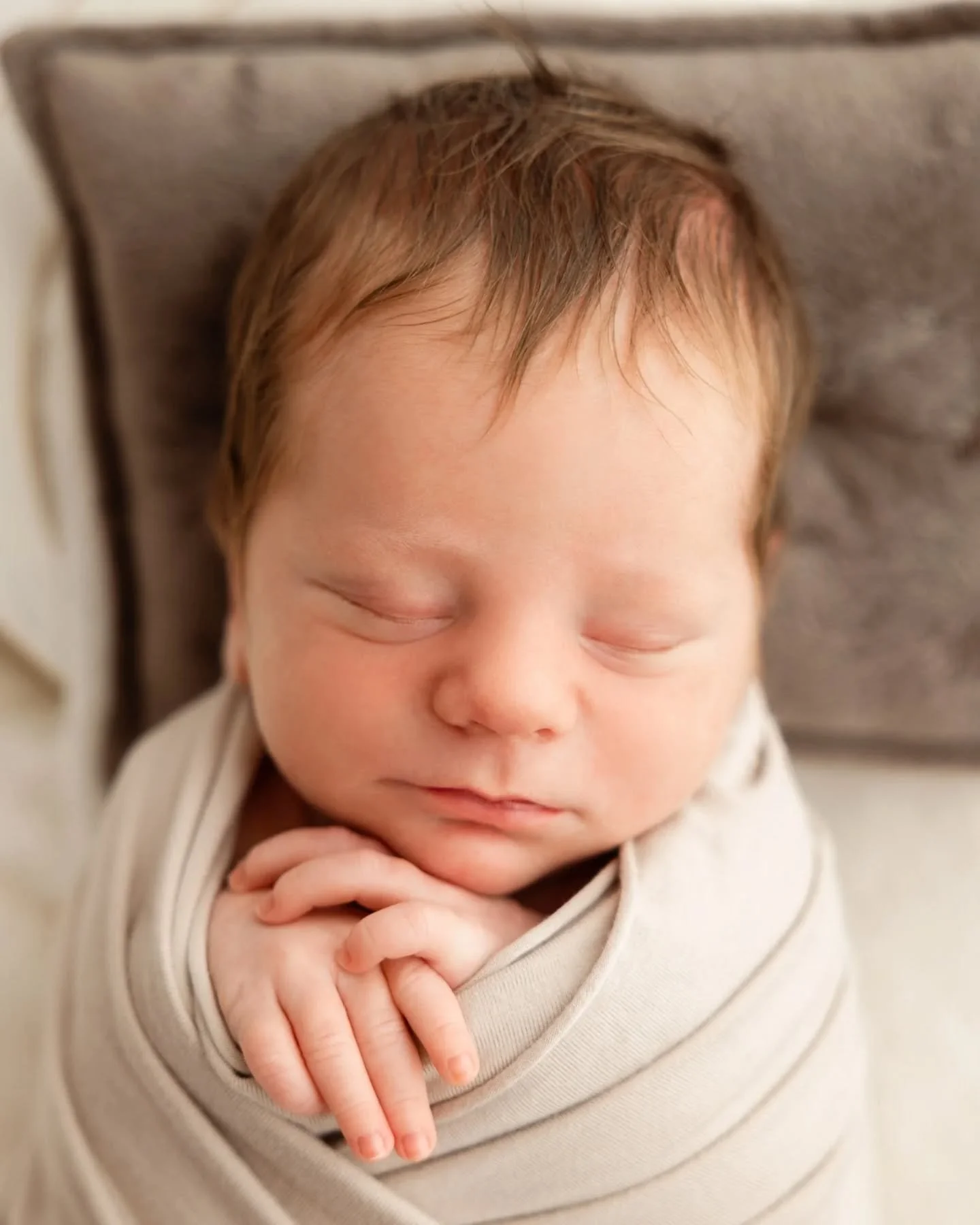 So klein. So perfekt. So geliebt. 🤍
Neun Monate wartet man auf diesen Moment &ndash; und pl&ouml;tzlich liegt dieses kleine Wunder in deinen Armen.
Die ersten Tage vergehen schneller, als man es sich vorstellen kann. Genau deshalb liebe ich die Newb