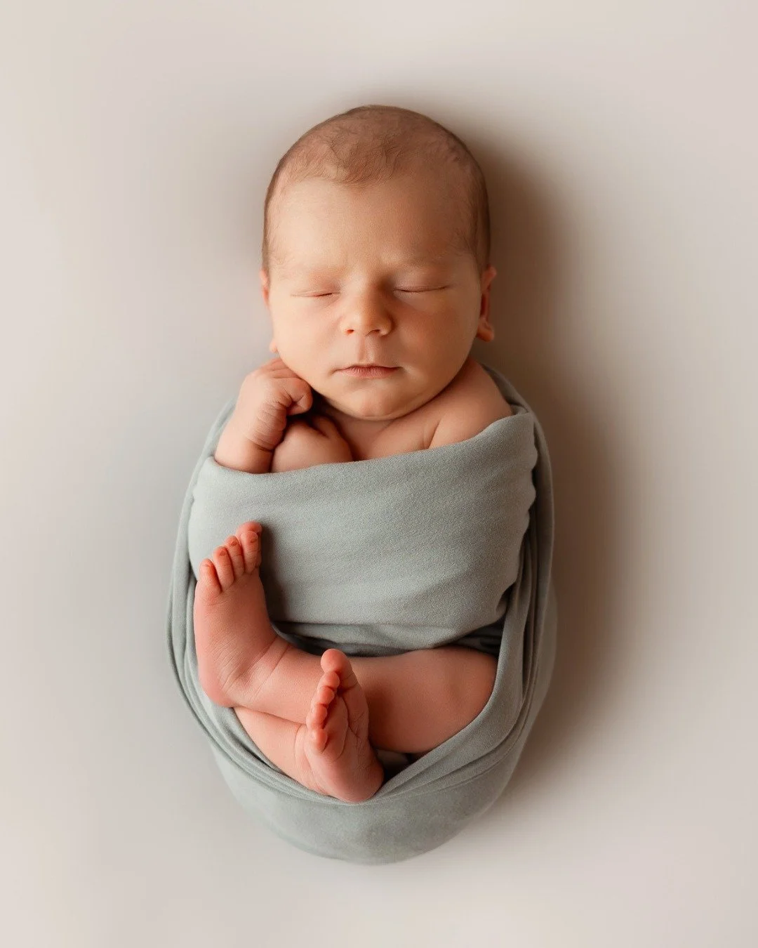 ✨ Die ersten Tage mit deinem Baby sind voller Magie &ndash; so klein, so zart und einfach unvergesslich. ✨

Als Newbornfotografin halte ich genau diese besonderen Momente f&uuml;r euch fest &ndash; die winzigen Finger, das s&uuml;&szlig;e G&auml;hnen
