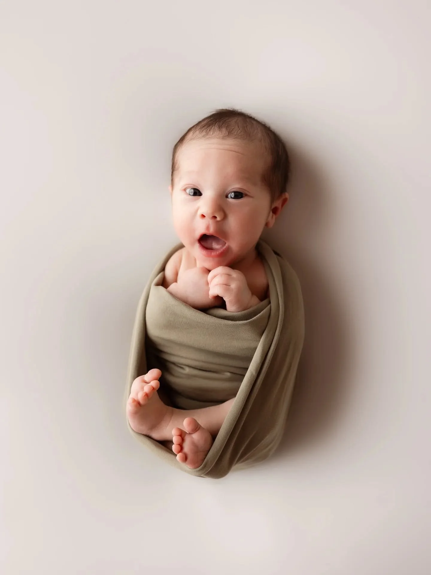 Was wenn das Baby nicht schl&auml;ft? 
Auch wenn die Kleinen nicht schlafen entstehen wundersch&ouml;ne Fotos. 😍
Au&szlig;erdem nehme ich mir so viel Zeit wie ihr braucht. Es gibt kein zeitliches Limit. 

Mir ist es immer ganz wichtig, dass ihr euch