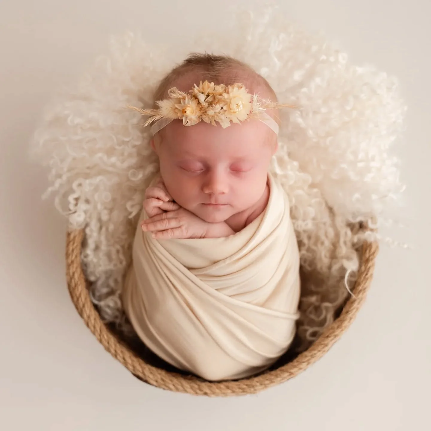 ✨ Willkommen auf der Welt, kleines Wunder ✨
Diese ersten Tage vergehen schneller, als man glaubt &ndash; winzige H&auml;nde, zarte Wimpern und dieser friedliche Neugeborenenzauber 🕊️🤍
Genau diese kostbaren Momente halte ich f&uuml;r euch fest, dami