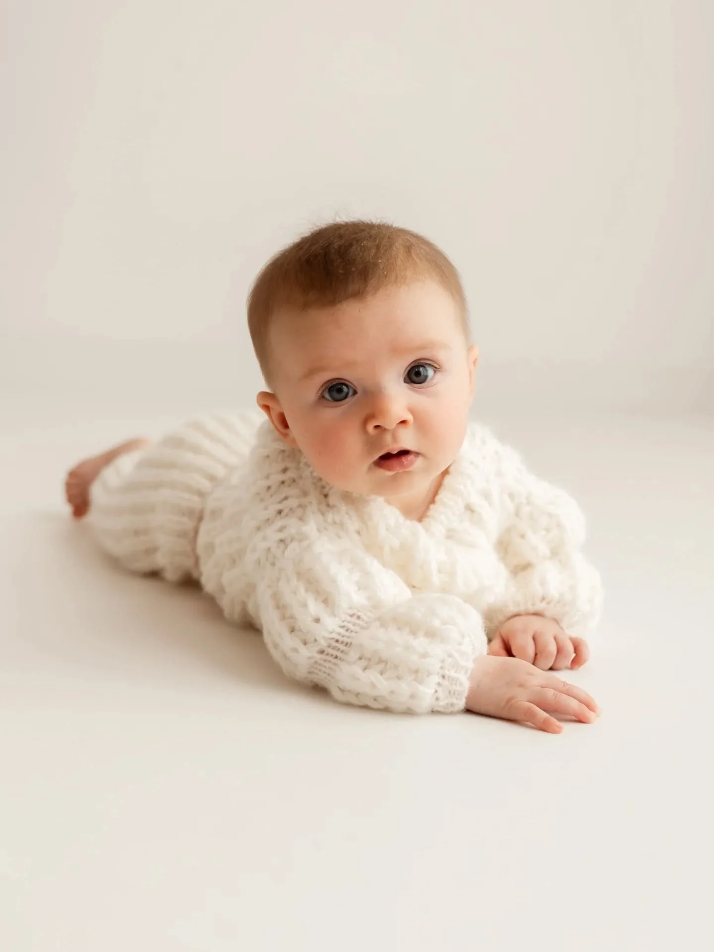 Juliana war beim Shooting schon 3 Monate alt. So ein s&uuml;&szlig;es Alter f&uuml;r ein Fotoshooting 😍. Die Kleinen k&ouml;nnen schon in die Kamera lachen und es entstehen ganz nat&uuml;rliche Fotos. 🤍

#babyfotos #meilenstein #babyfotoshooting #b